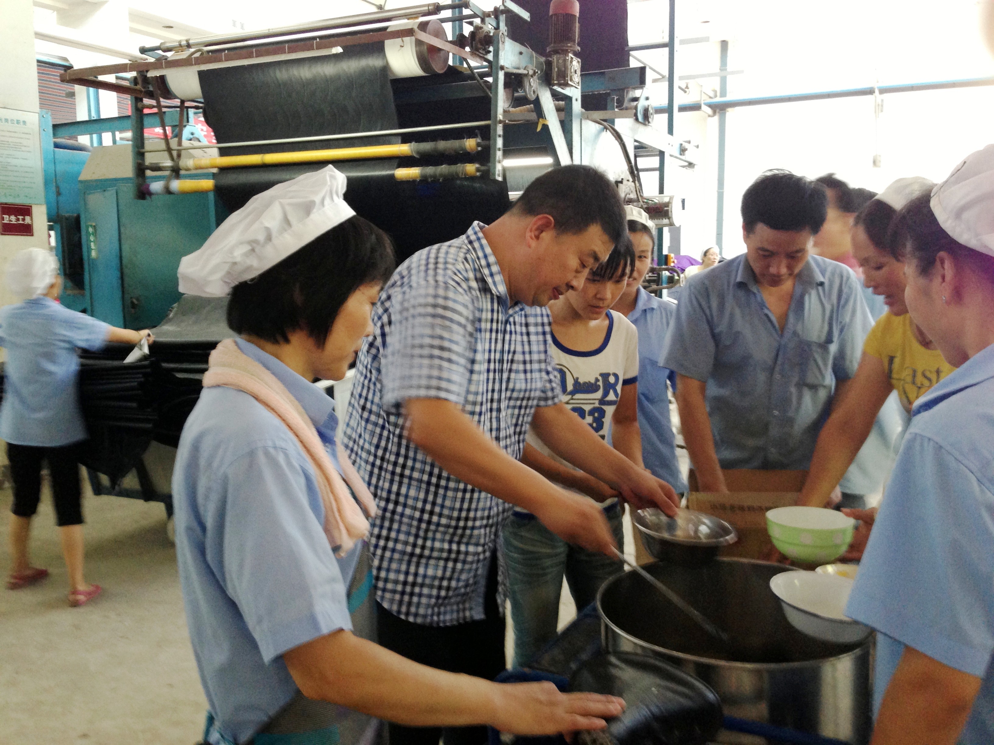 送綠豆湯、棒冰、冰塊至生產(chǎn)一線.jpg