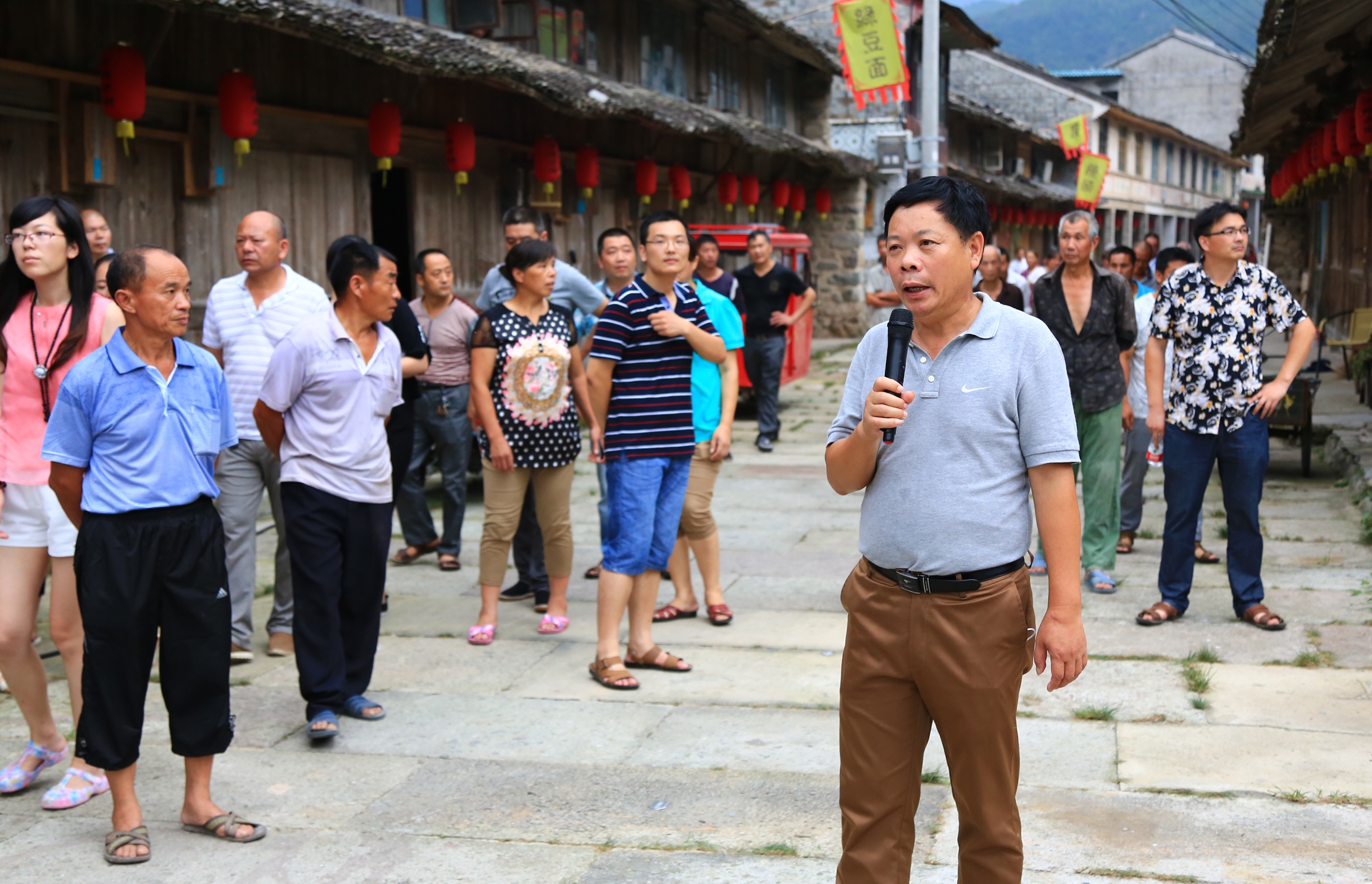 現(xiàn)場督查老街二期工程.jpg