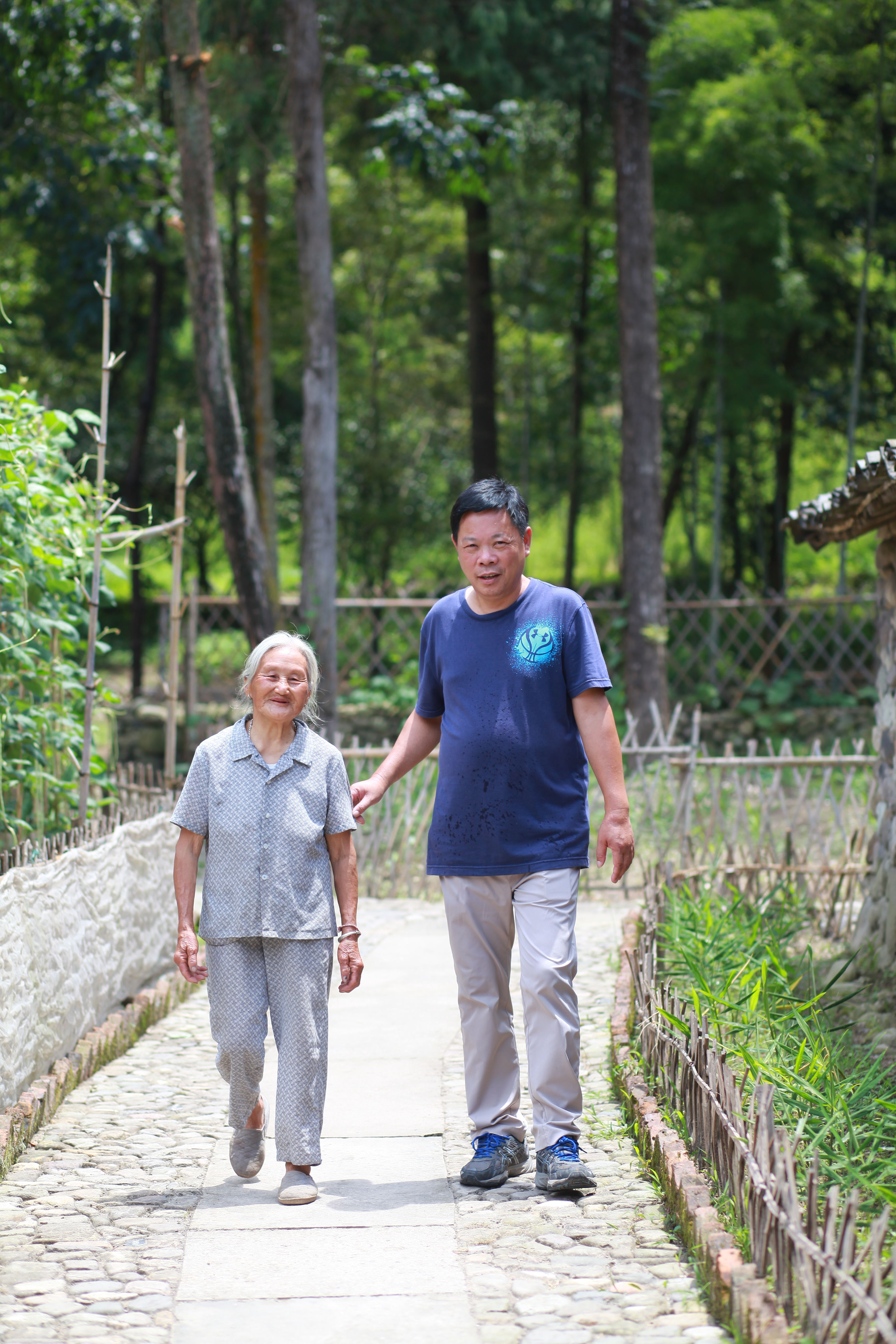 黃官森與村民拉家常 (1).jpg