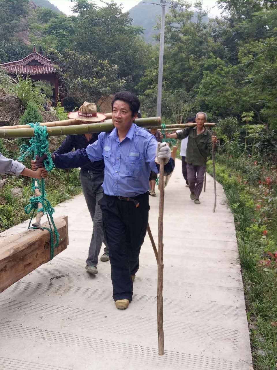 黨員義務(wù)籌工籌勞建設(shè)新農(nóng)村.JPG