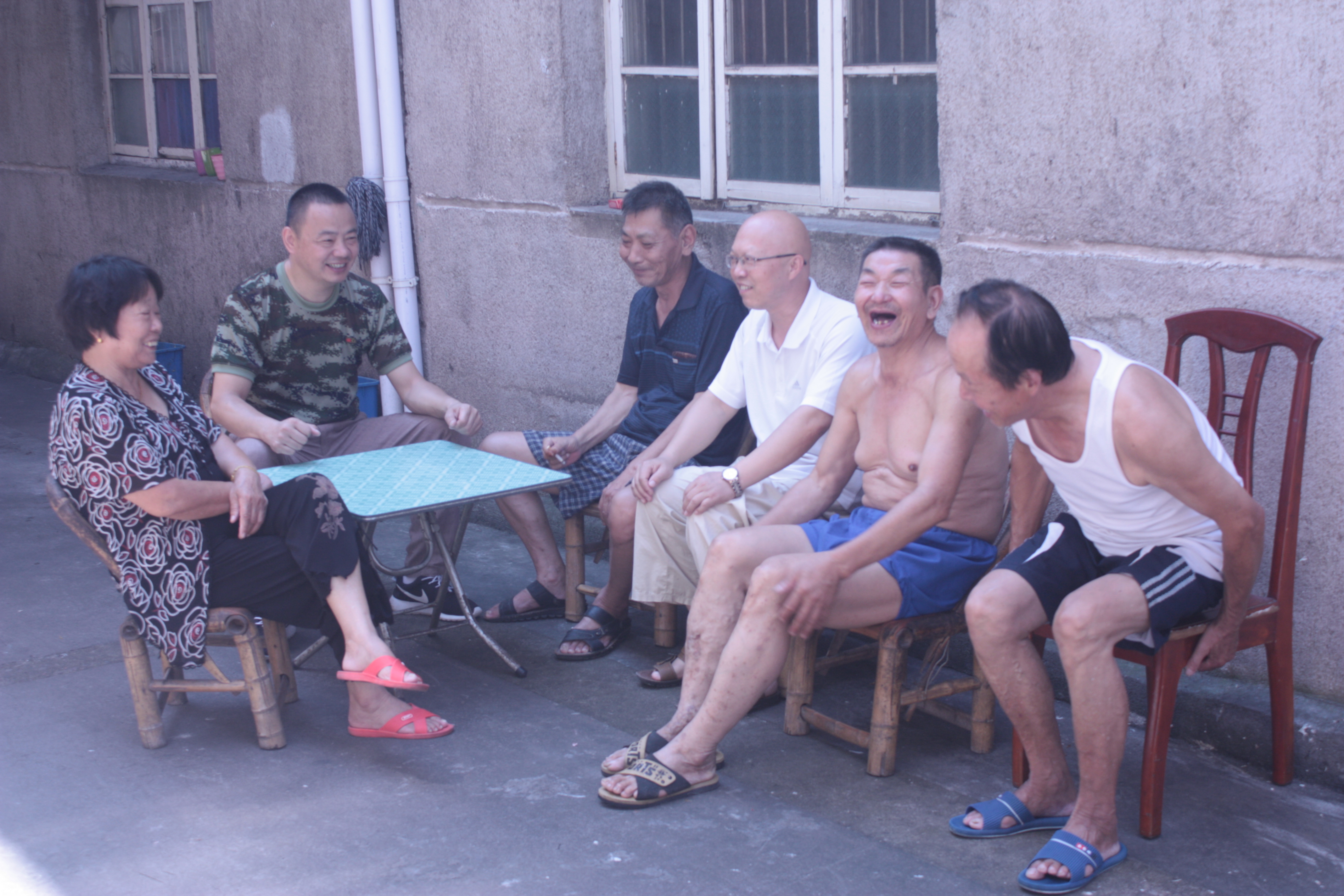 深入百姓家與群眾交流.JPG