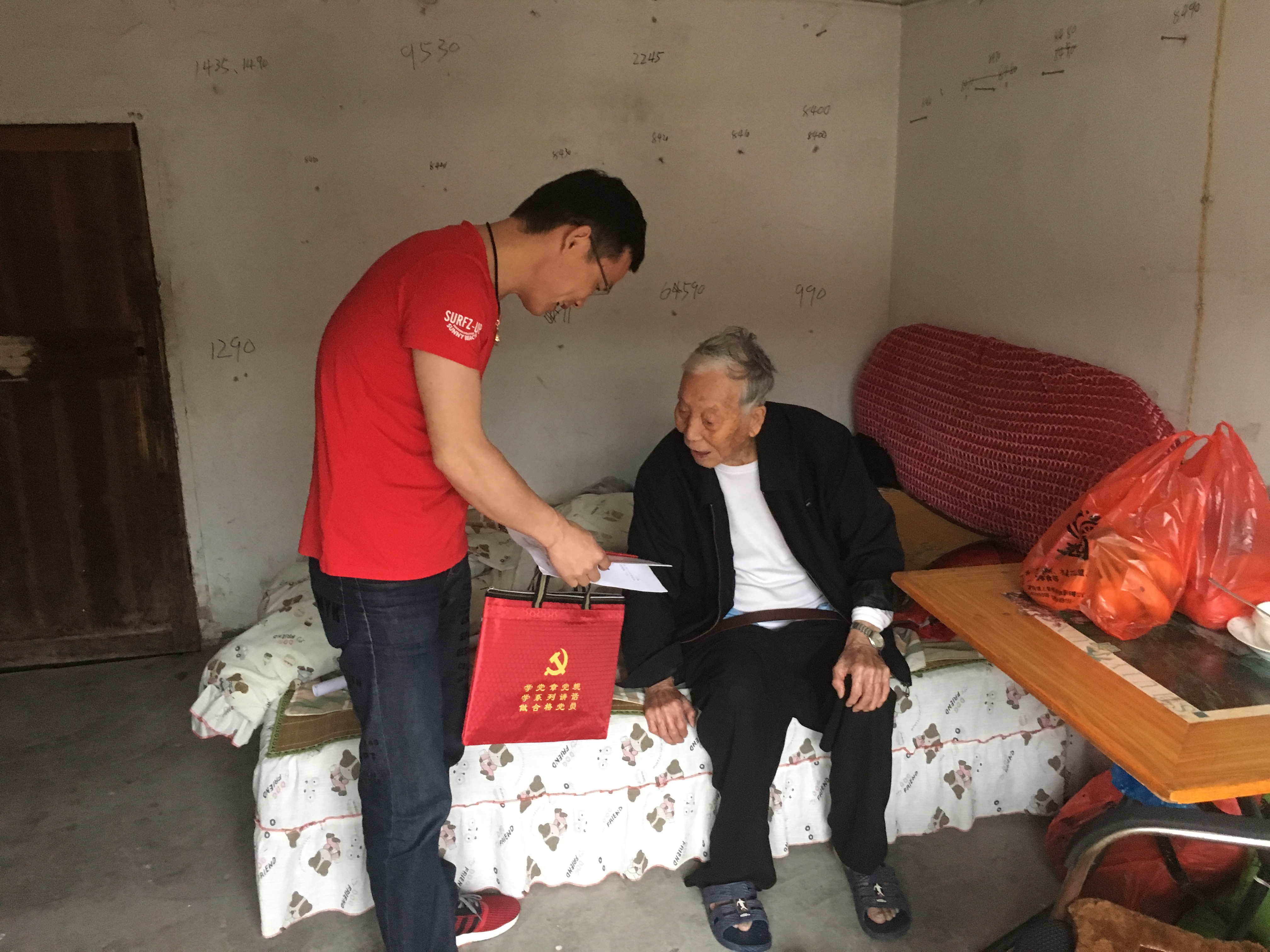 甌海區(qū)南白象街道上蔡村黨支部書記林金祥（左一）為行動(dòng)不便的老黨員送去“兩學(xué)一做”學(xué)習(xí)資料.jpg