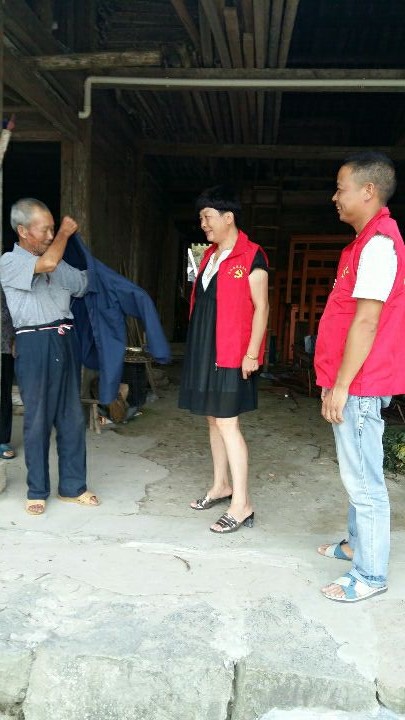 走訪聯(lián)系群眾（右一）.jpg