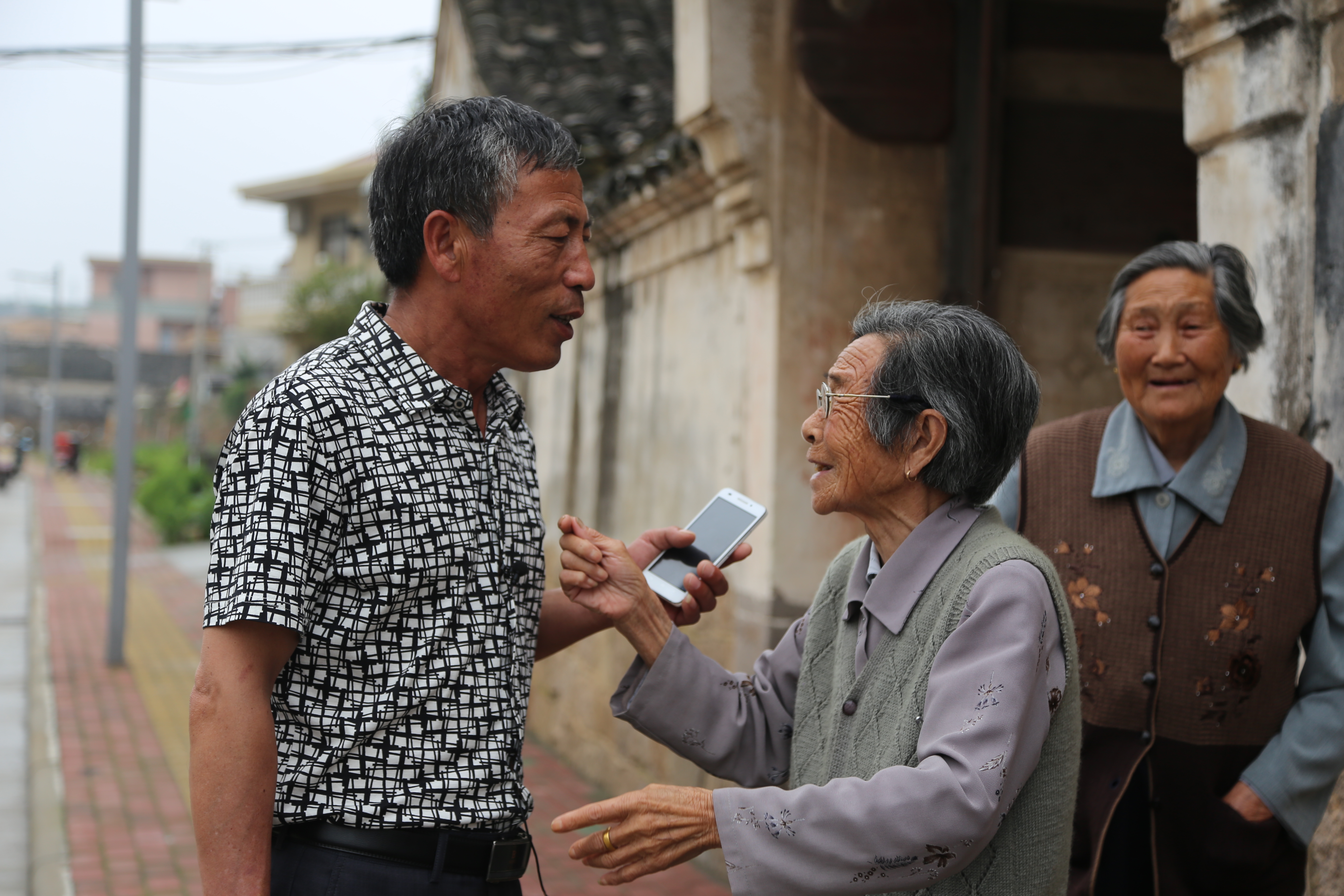 呂定岳關(guān)心關(guān)愛(ài)老年群眾.JPG