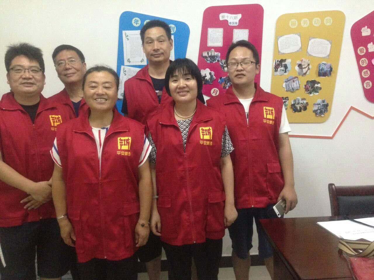 毛軍紅帶頭爭當平安志愿者.JPG