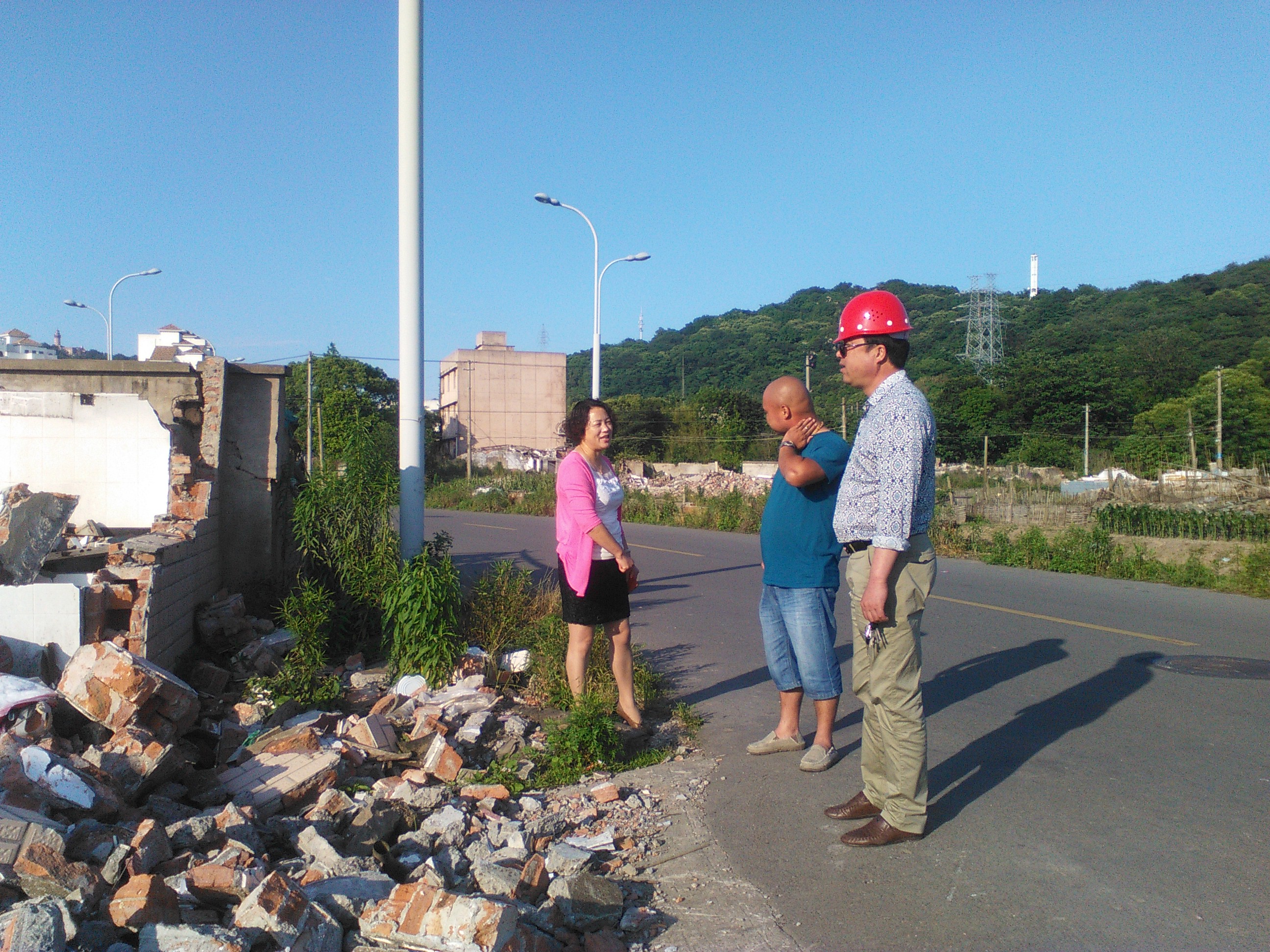 聯(lián)系相關(guān)單位，對(duì)社區(qū)整治地段進(jìn)行協(xié)商.jpg