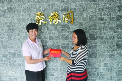　近日，來自河北的新居民黨員王景芝（左一）在其就職企業(yè)“聚緣閣”，收到了吳興區(qū)織里鎮(zhèn)黨委的第一張“黨員政治生日卡”。時(shí)下，該鎮(zhèn)在“兩學(xué)一做”學(xué)習(xí)教育中，全面推行“黨員政治生日”制度，讓黨員接受紅色洗禮，重溫入黨誓言，堅(jiān)定政治信念，牢記黨的宗旨，樹立新的形象。.jpg