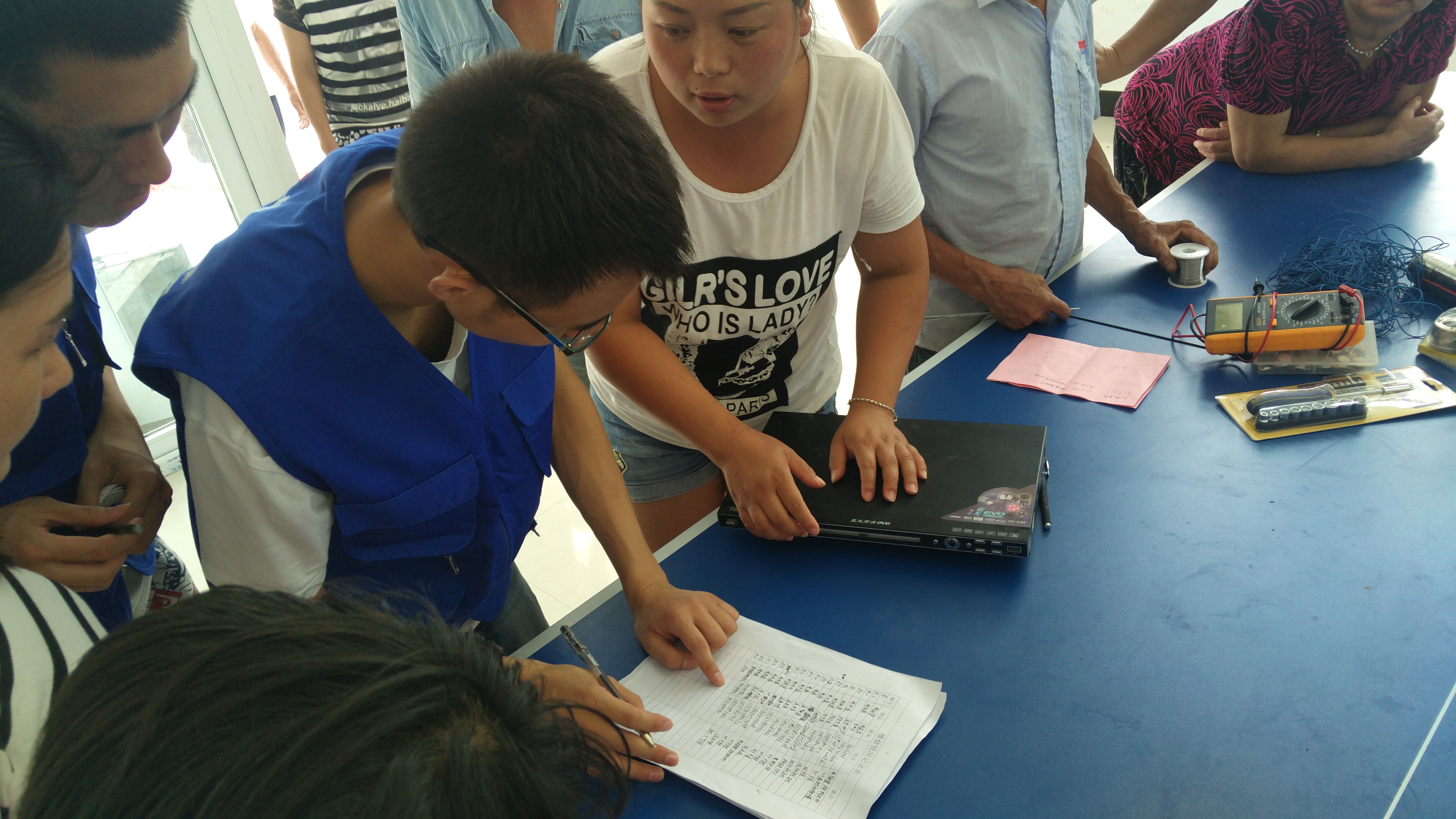 隊(duì)員與村民交談著，并做好登記.jpg