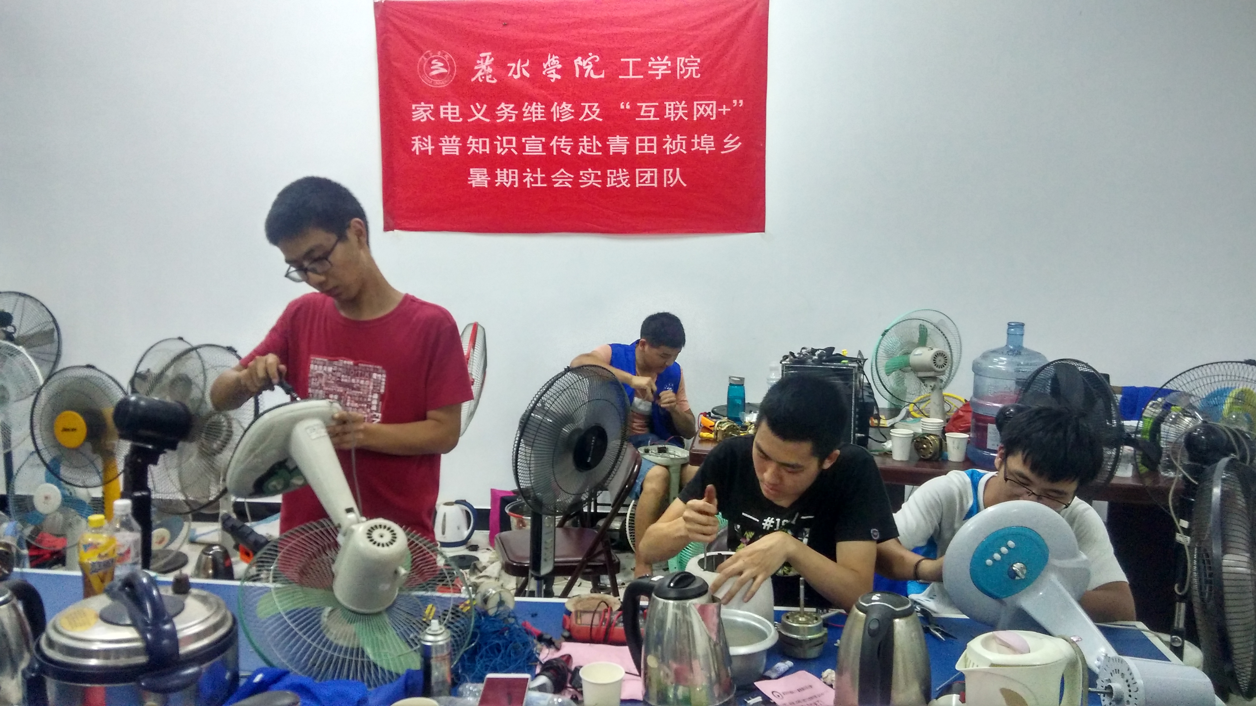 已經(jīng)是晚上隊(duì)員們加班維修.jpg