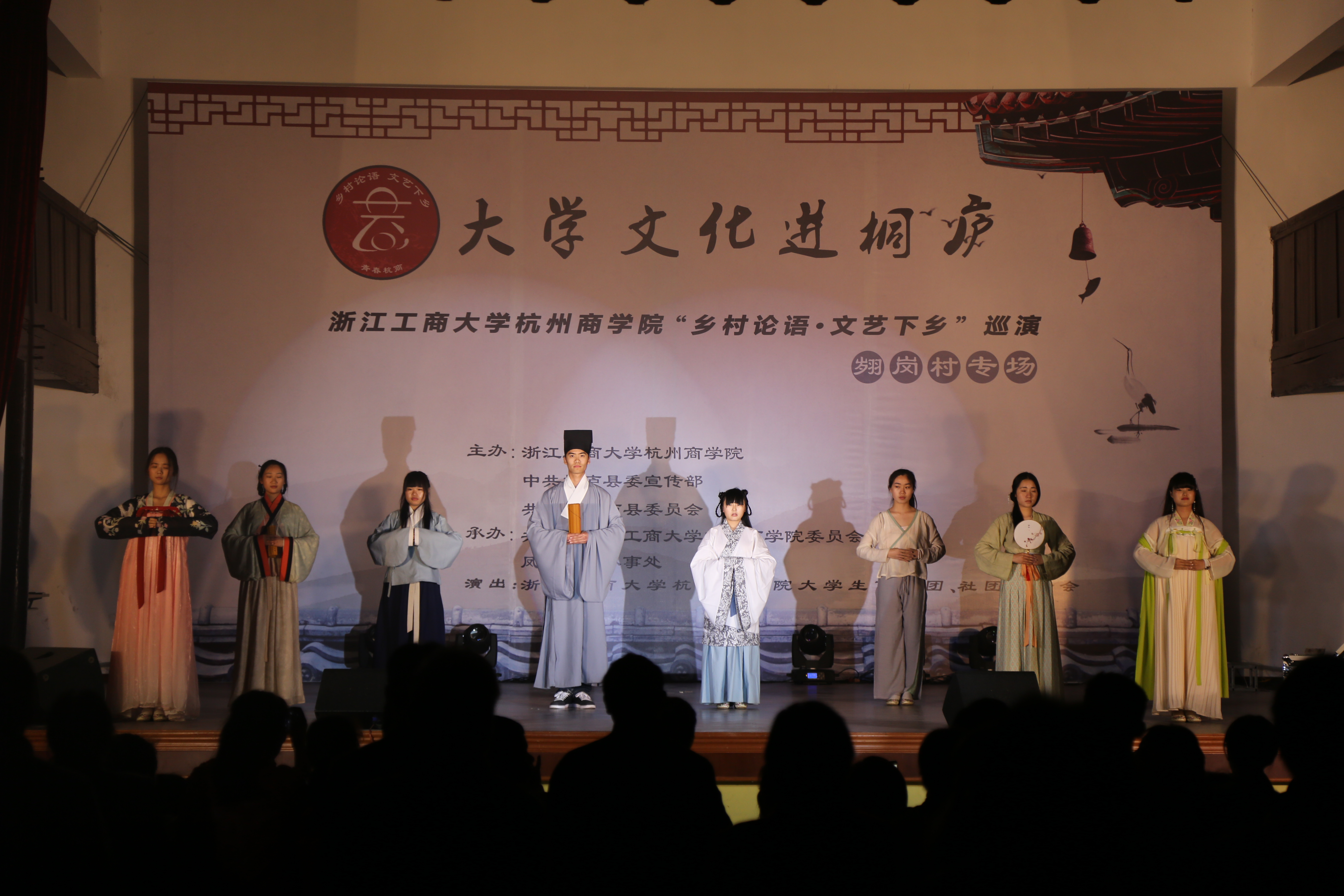 杭商學子穿漢服傳播漢文化.JPG