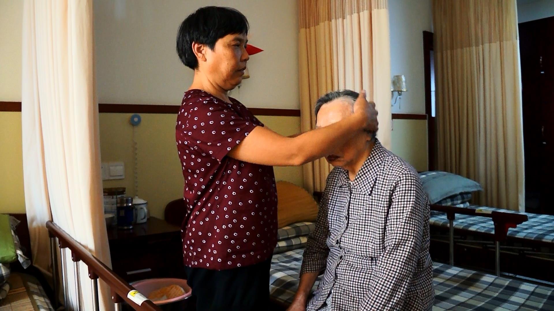戴愛英女兒幫母親按摩.jpg