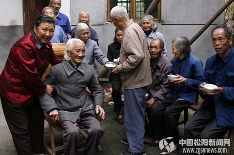 在村日間照料中心幫助行動(dòng)不.jpg