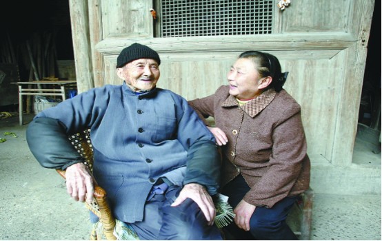 與獨(dú)居老人交談.JPG