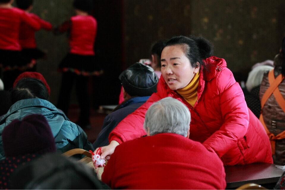 新春來臨為老人發(fā)放手工作品.jpg