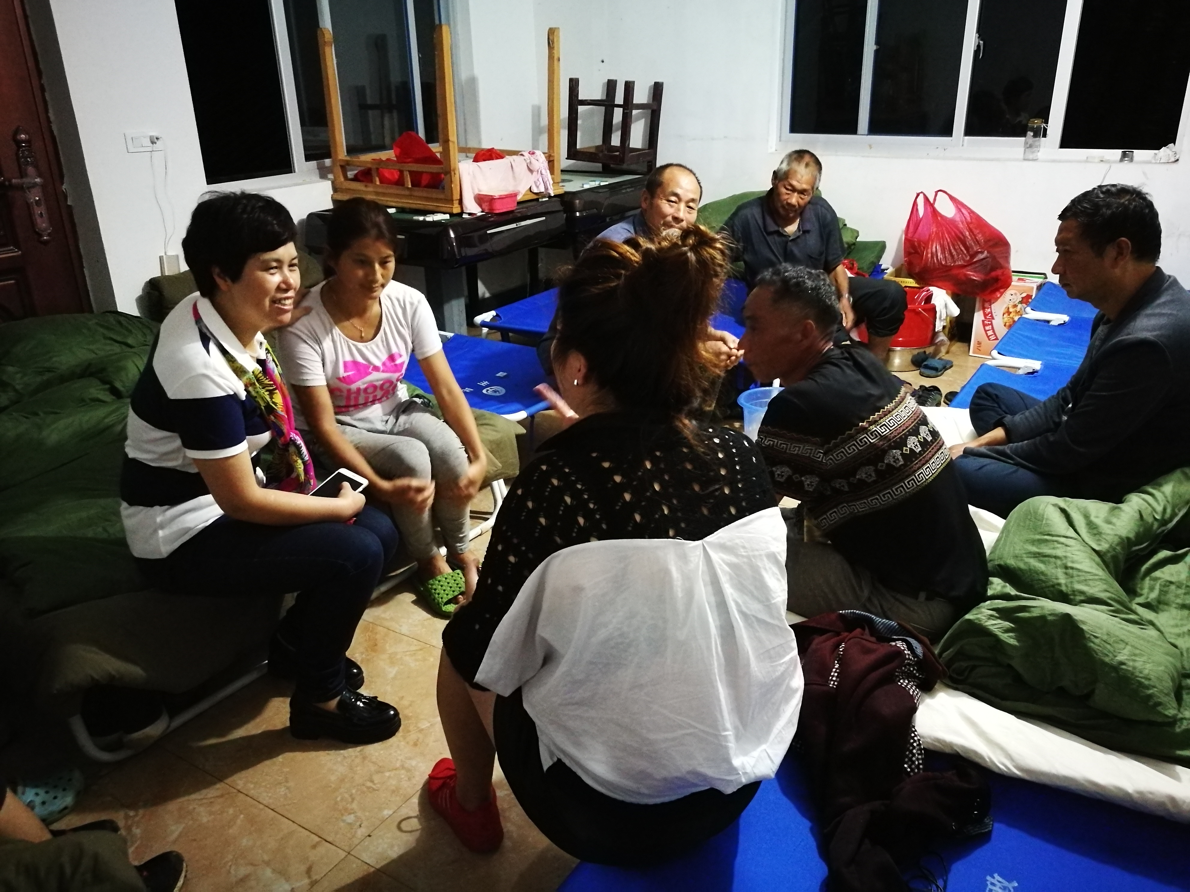 在雙桂鄉(xiāng)寶豐村安置點(diǎn)看望安置人員.jpg