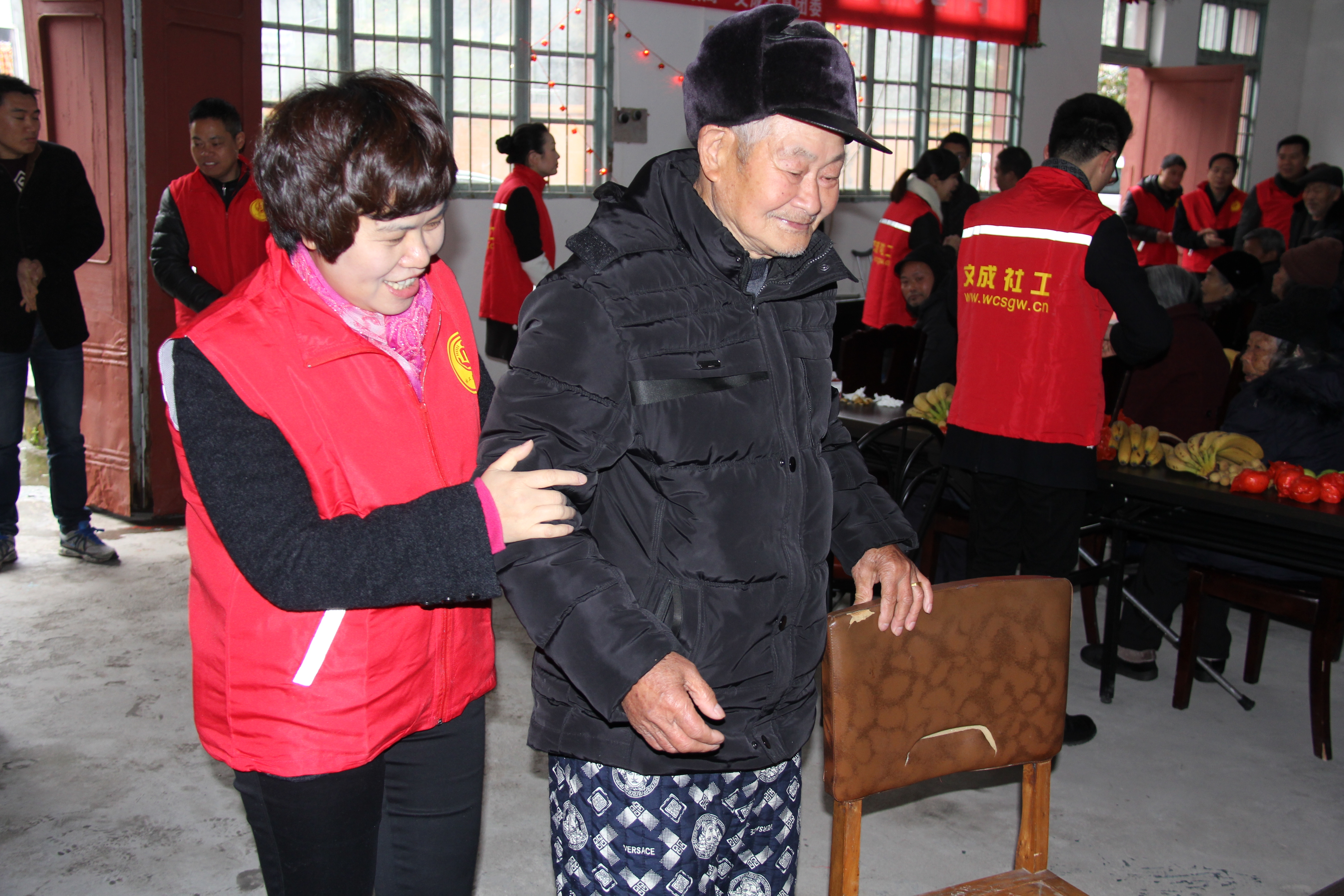 與社工們一起赴敬老院參愛獻(xiàn)愛心活動(dòng).JPG