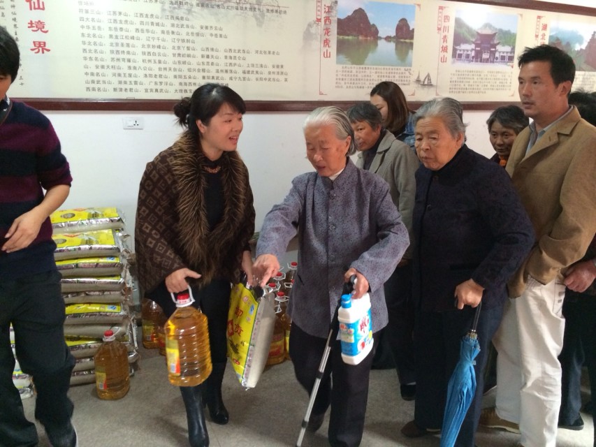 “五個(gè)一”關(guān)愛老年人行動(dòng)中為老人送去慰問品.jpg