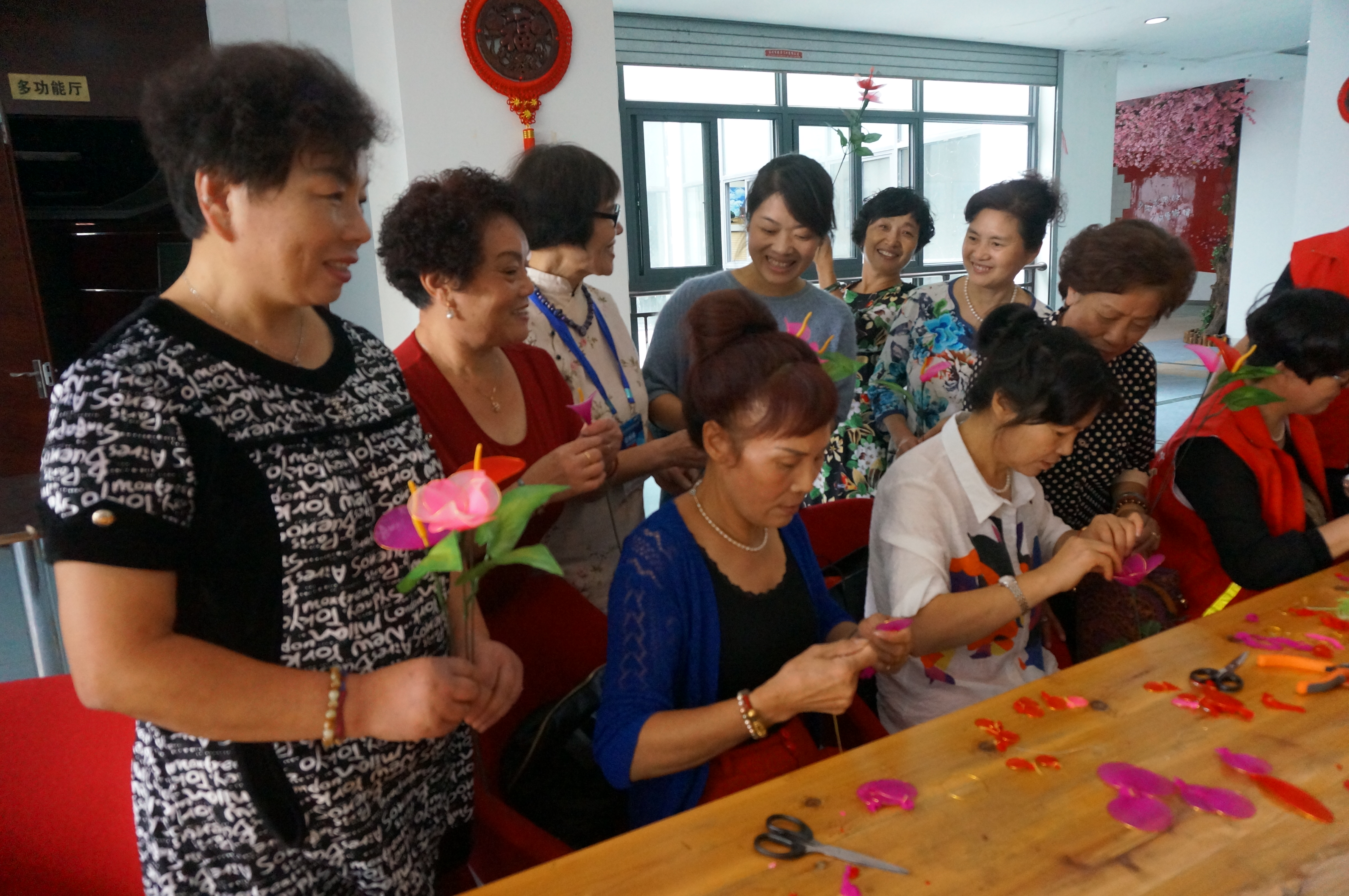 重陽(yáng)節(jié)與老年人一起制作手工花.JPG