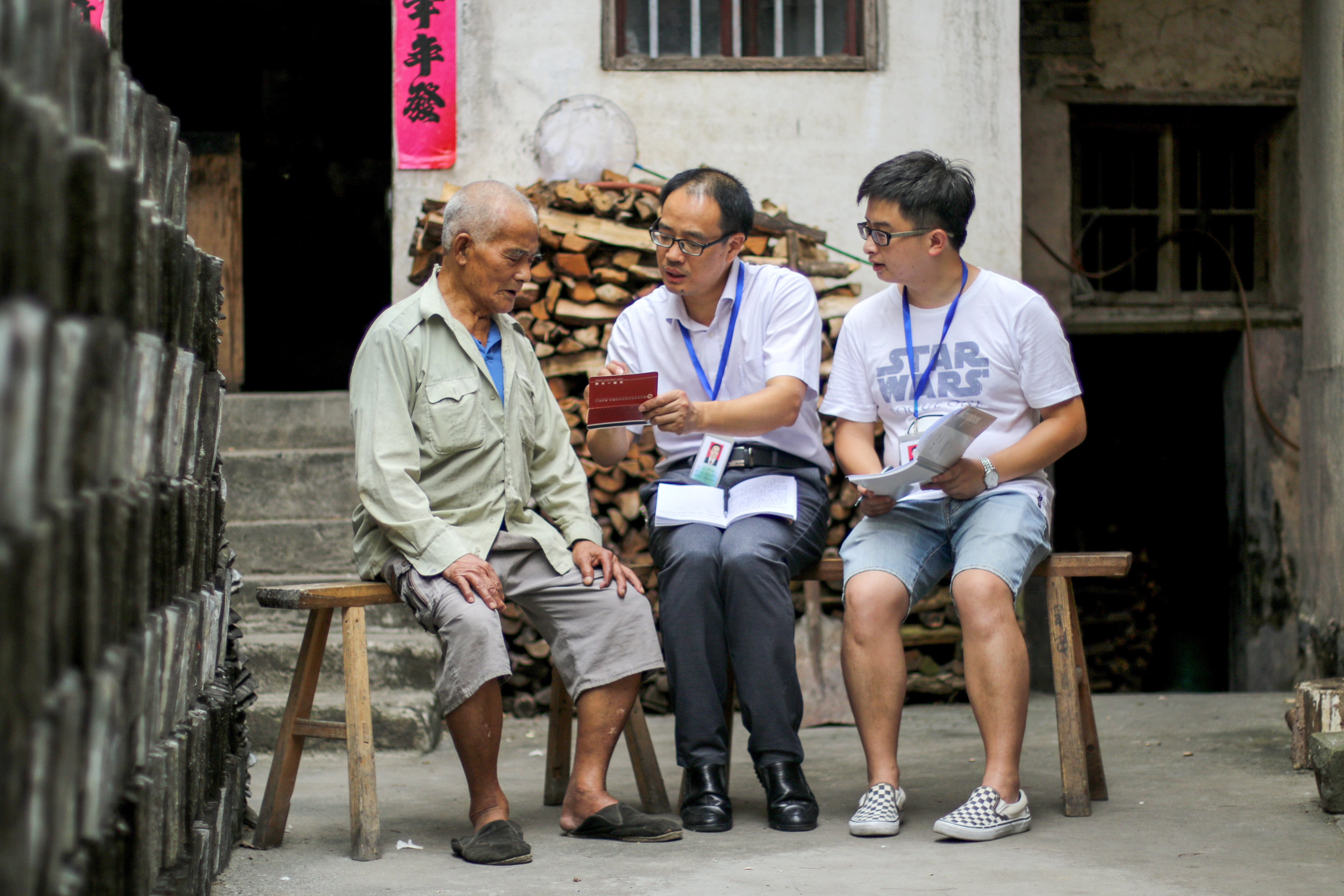 鳩坑鄉(xiāng)干部走訪低保戶了解政府補(bǔ)助發(fā)放情況.JPG