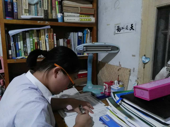 做作業(yè)中.jpg