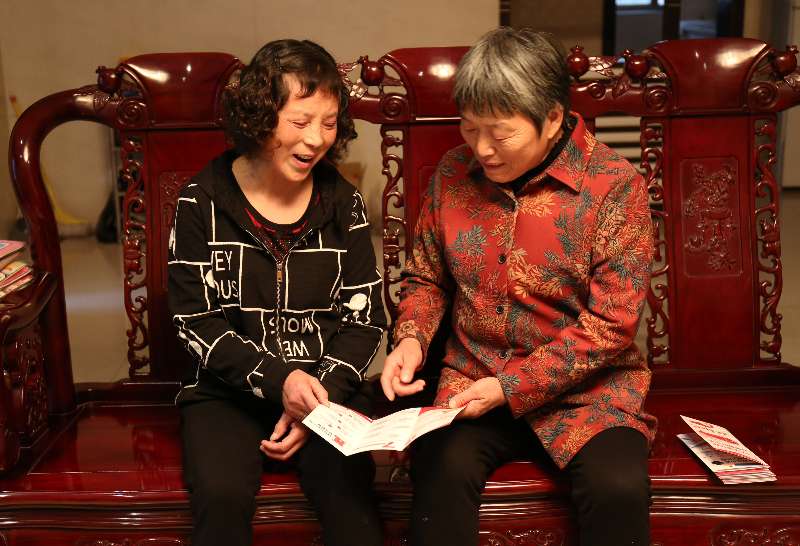 橫板橋社區(qū)老黨員孫鳳娥上門(mén)宣講十九大精神。.jpg