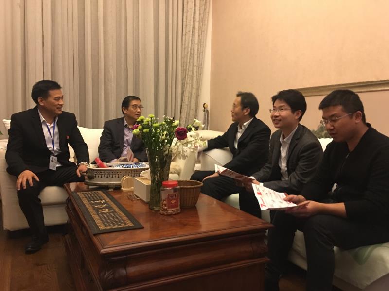 西溪風(fēng)情社區(qū)雙報(bào)到黨員上門(mén)宣講十九大精神。.jpg