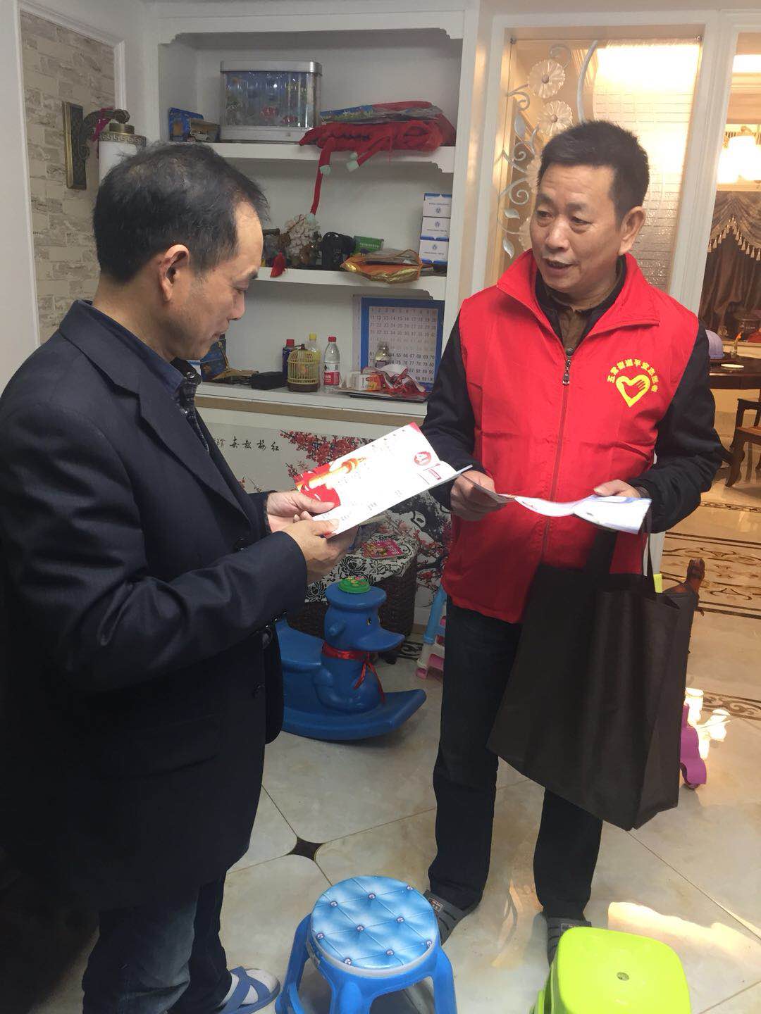 荊豐社區(qū)黨員姚高富上門(mén)宣講十九大精神。.jpg