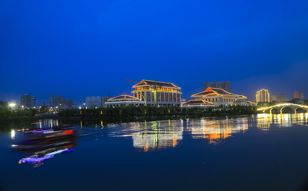 8-02  多浪公園由杭州市參與援建，今是阿克蘇市區(qū)最大的一個(gè)集旅游、娛樂(lè)、飲食、觀賞為一體的綜合性風(fēng)景區(qū)。.JPG
