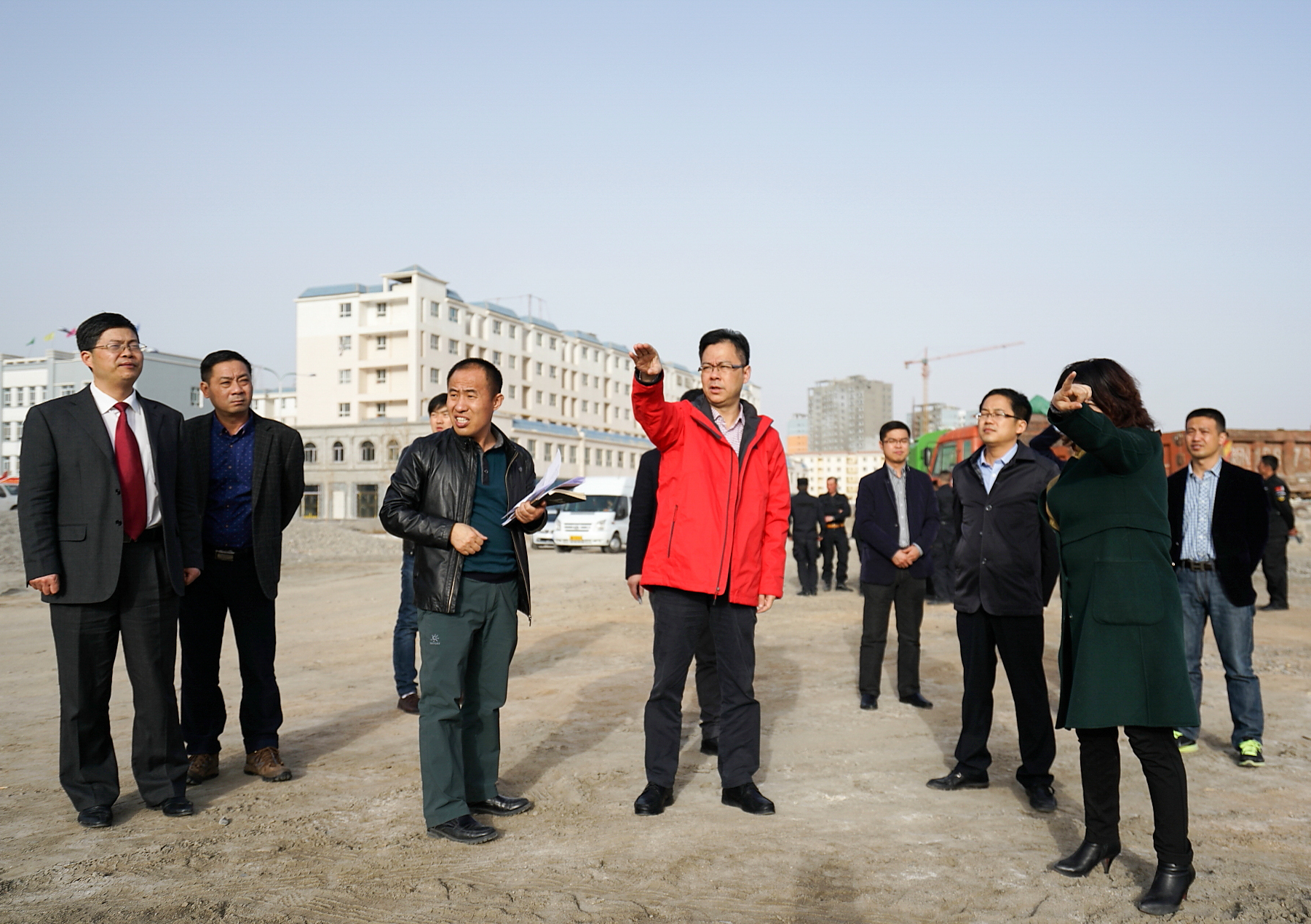 進(jìn)疆初期，指揮部全體干部踏勘援建項(xiàng)目工地.jpg