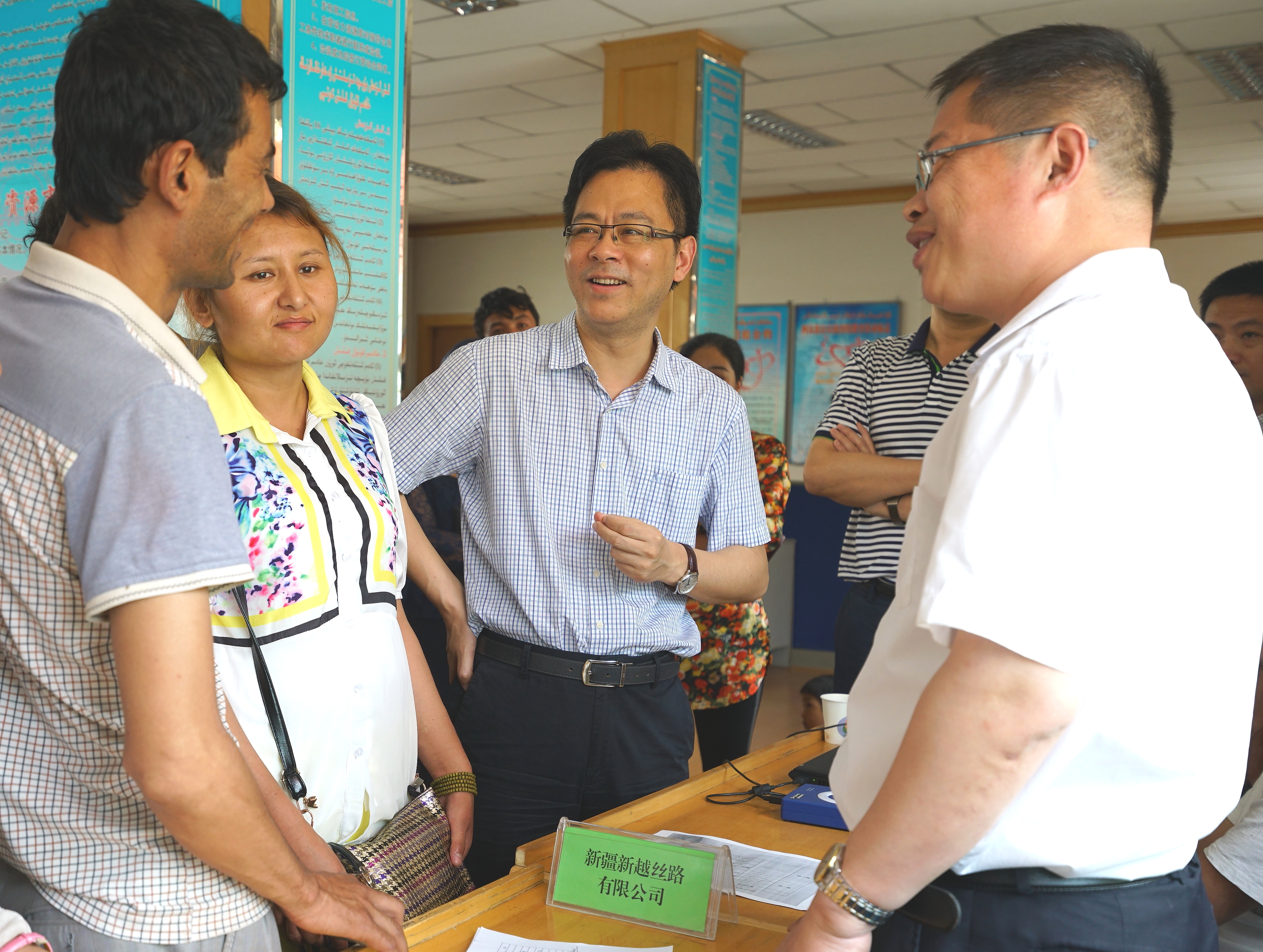 陳云偉指揮長在“精準(zhǔn)扶貧 穩(wěn)定就業(yè)”招工現(xiàn)場.JPG
