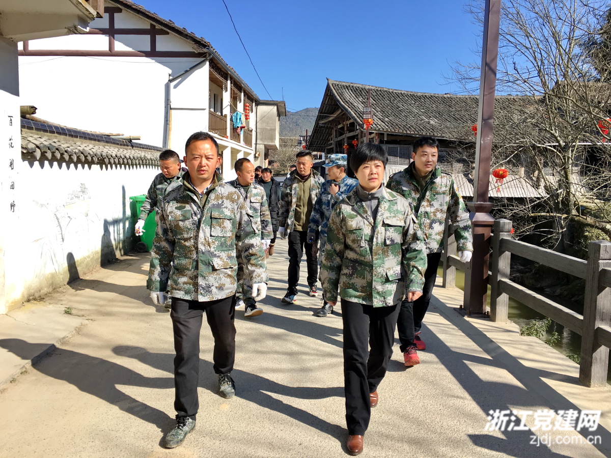 藍(lán)景芬代領(lǐng)黨員干部推進(jìn)拆違工作.jpg