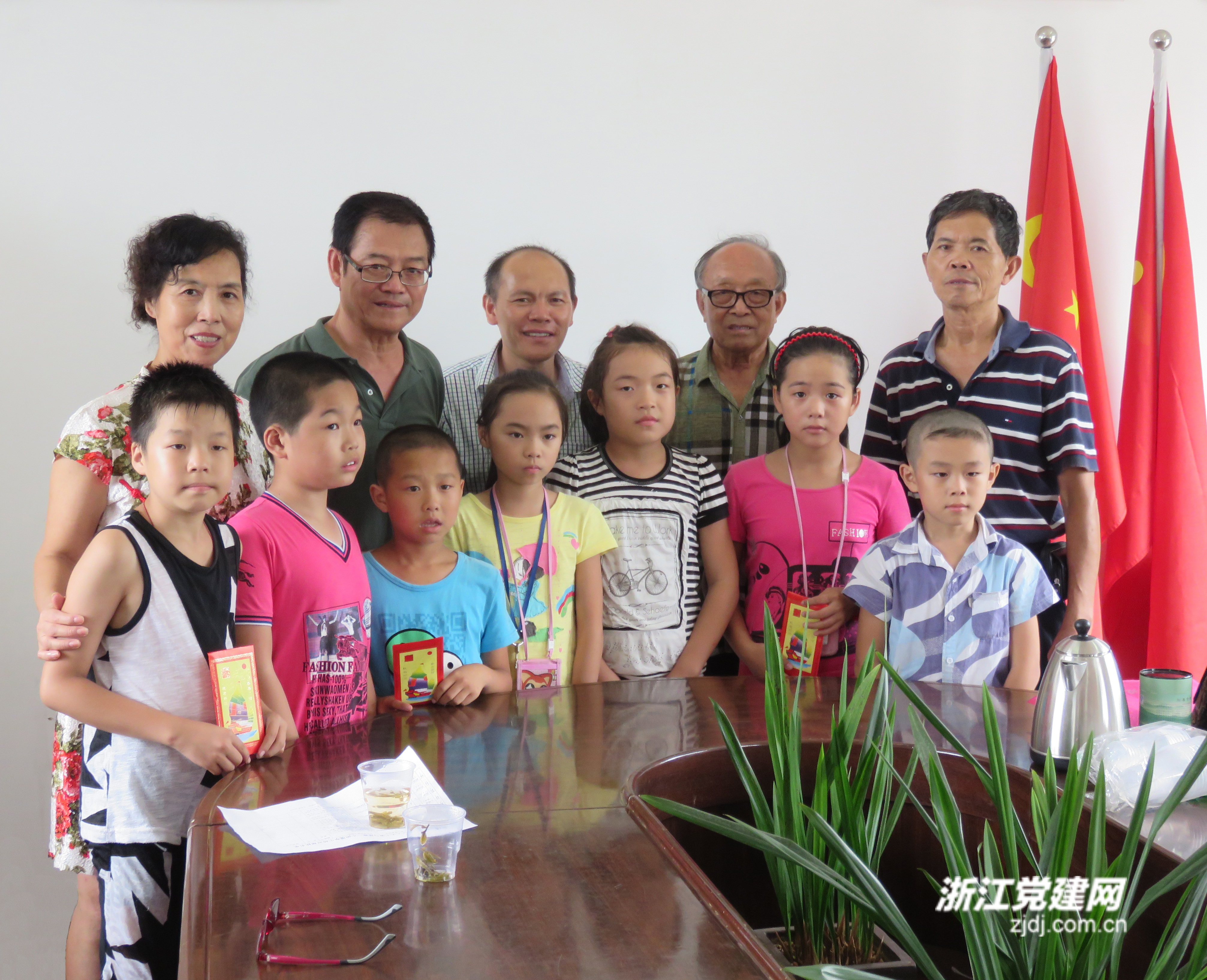 上周三給澤雅結(jié)對(duì)學(xué)生送助學(xué)金.jpg