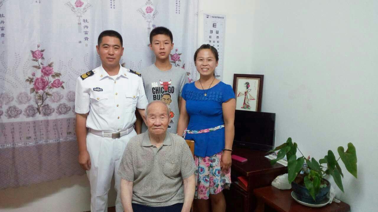 梁寶迪全家福照片2.jpg