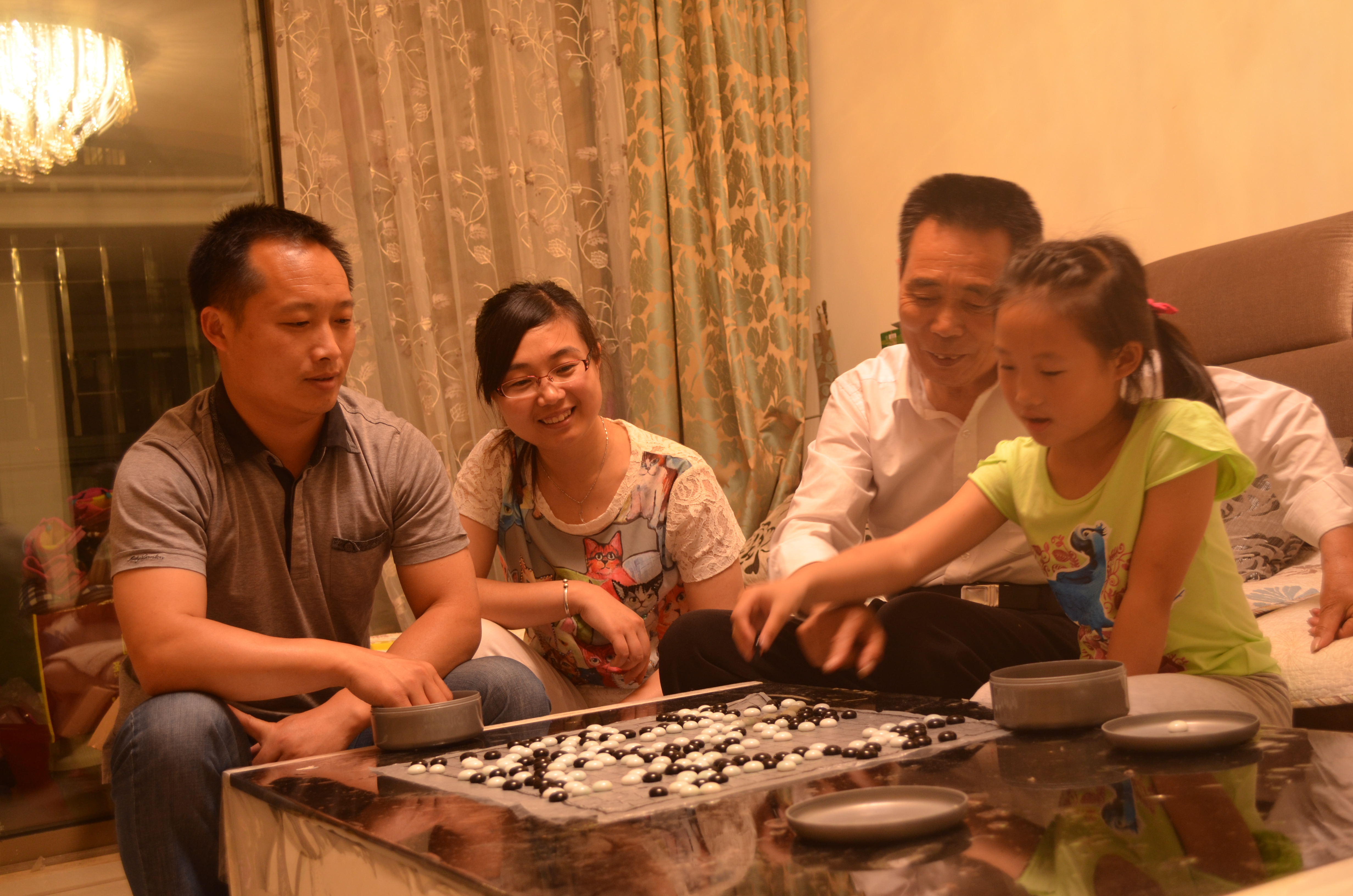 徐建新和女兒下棋，家人觀戰(zhàn).JPG