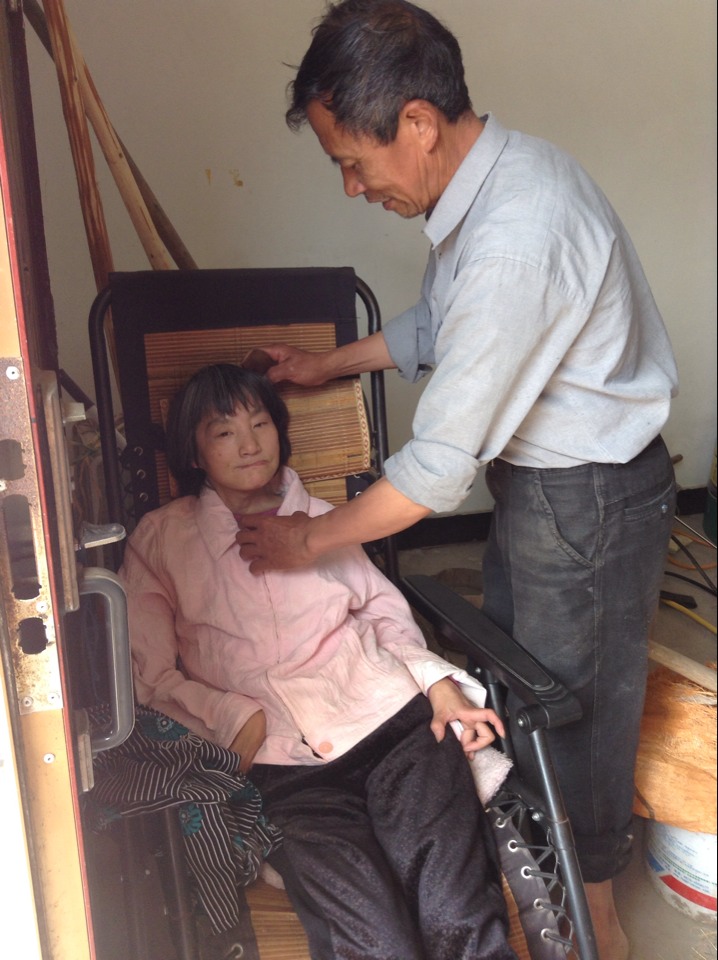 塘嶺三村鄭詩善照顧妻子照片02.png