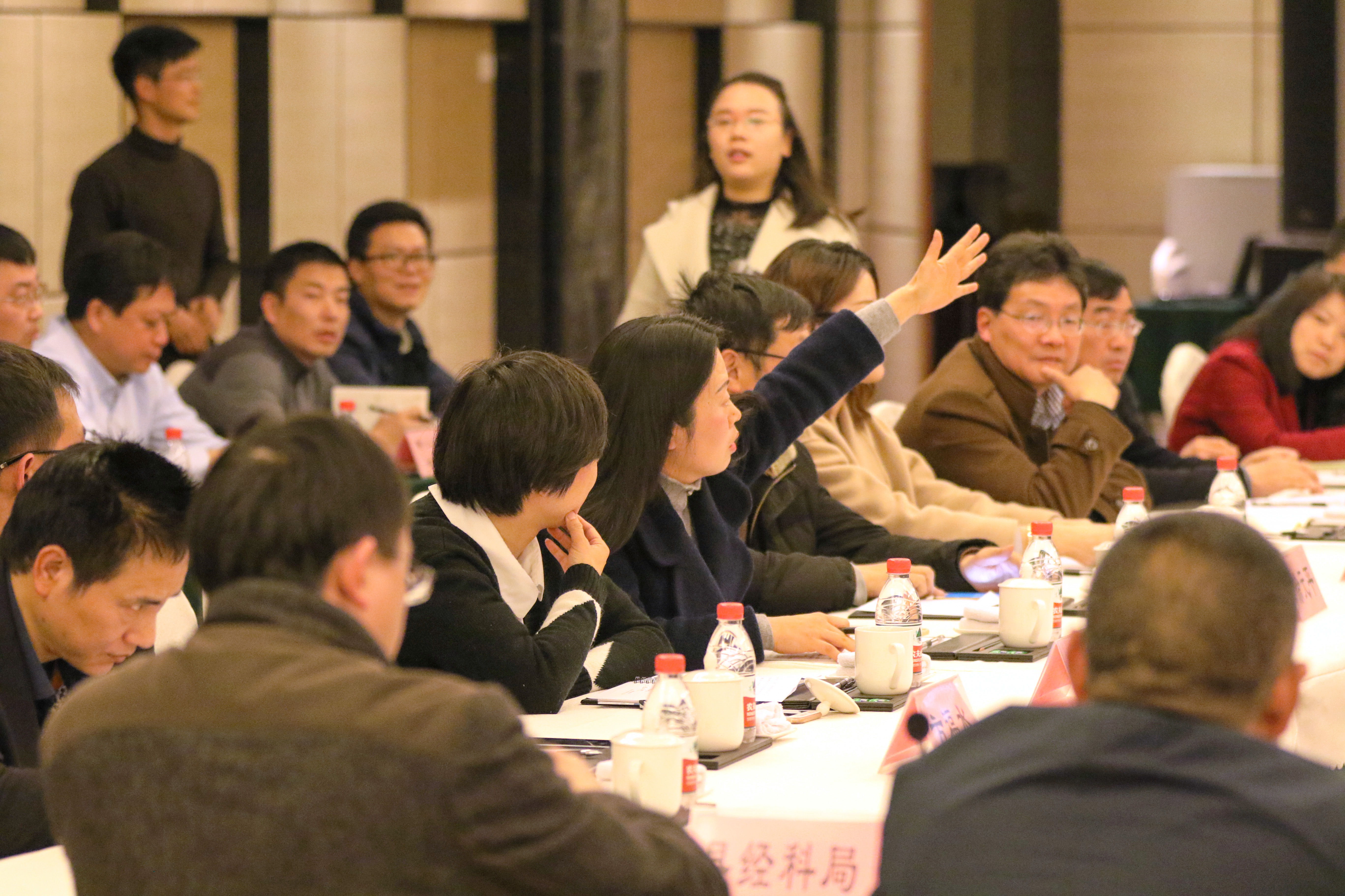 與會(huì)代表舉手提問(wèn).JPG
