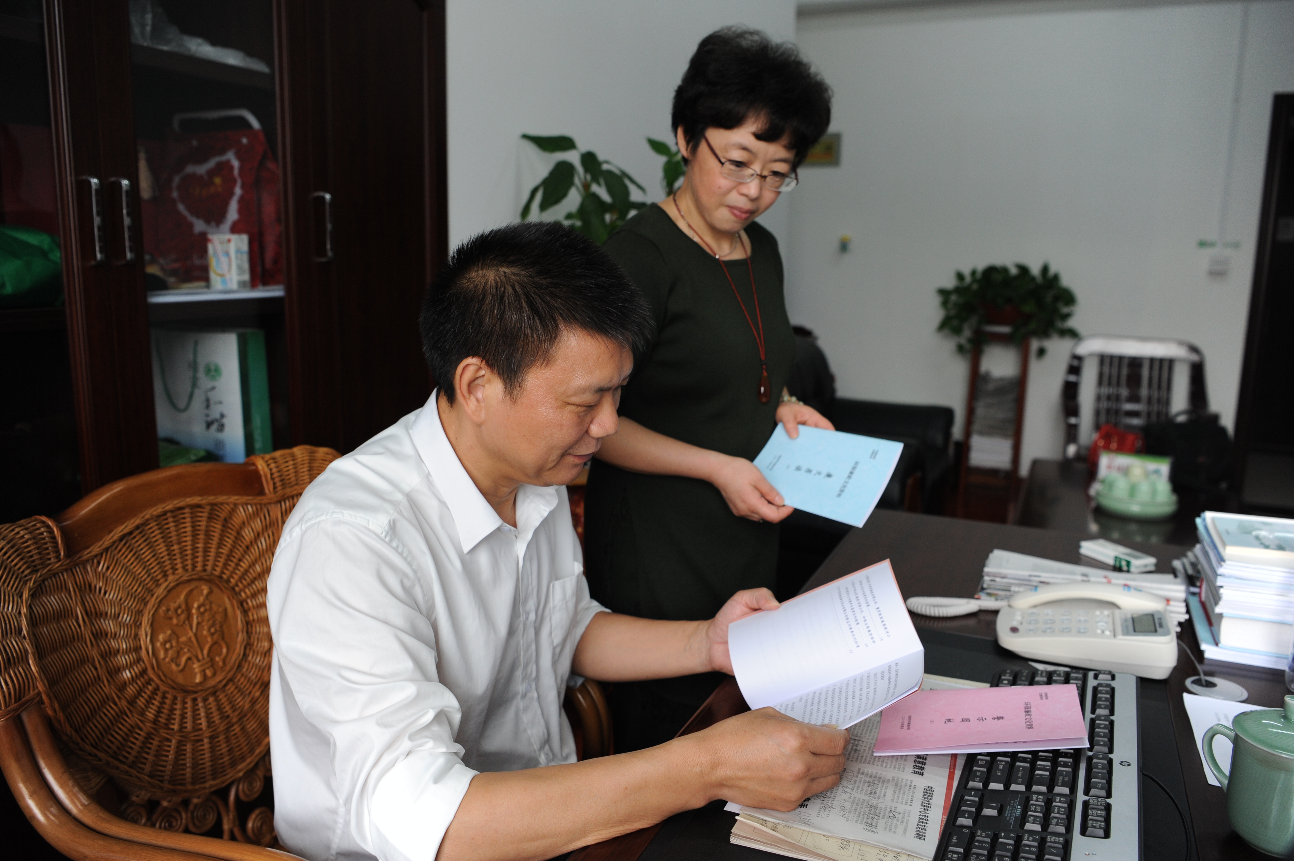 圖為環(huán)保局辦公室主任在發(fā)放介紹《環(huán)保廉政文化系列資料》.JPG