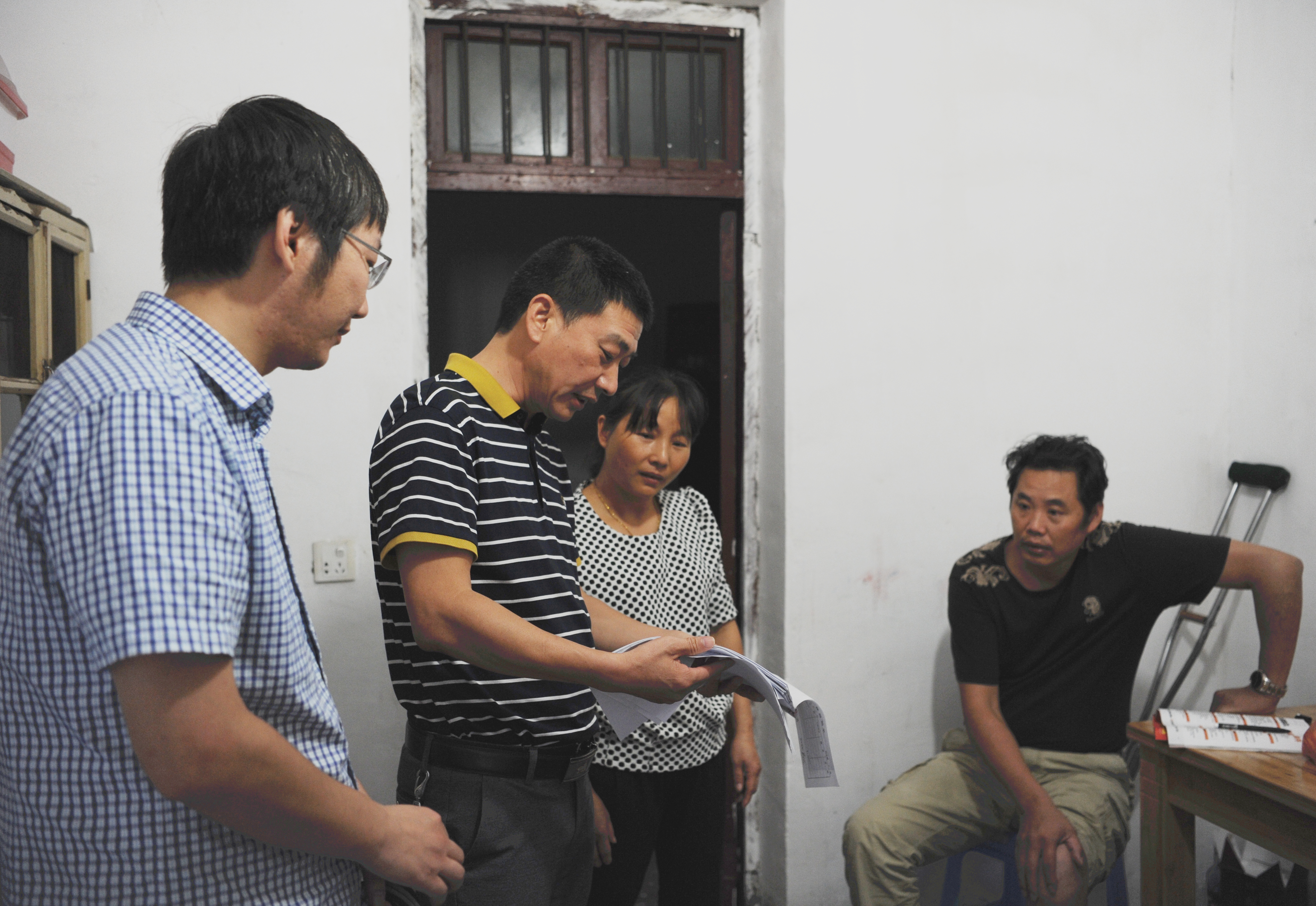 2 圖為10月24日，龍泉市紀委派駐第五紀檢組到補助戶家中核查道路交通事故社會救助資金落實情況.jpg