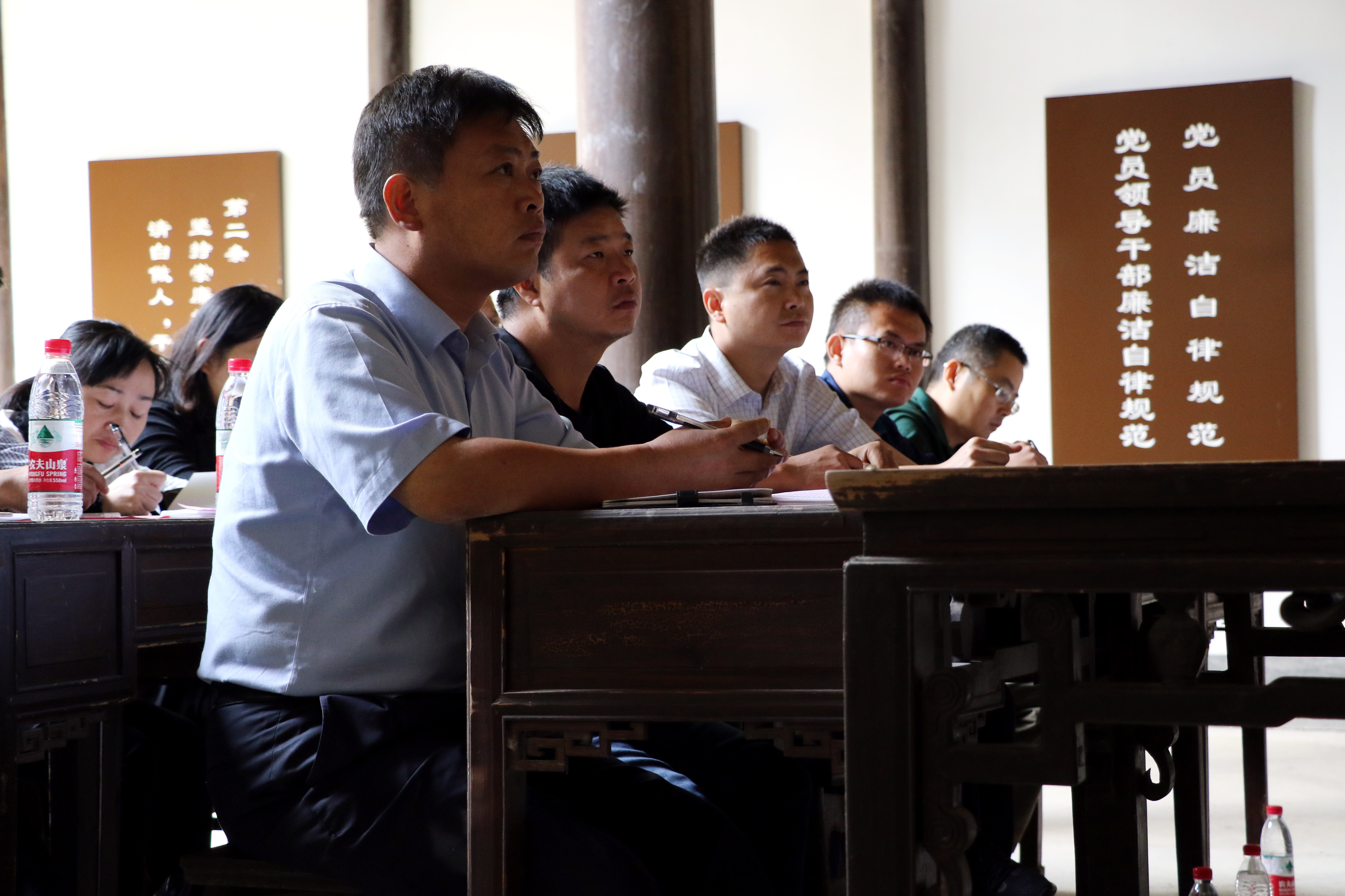 圖為學(xué)員在廉政講堂聽(tīng)海瑞事跡.JPG