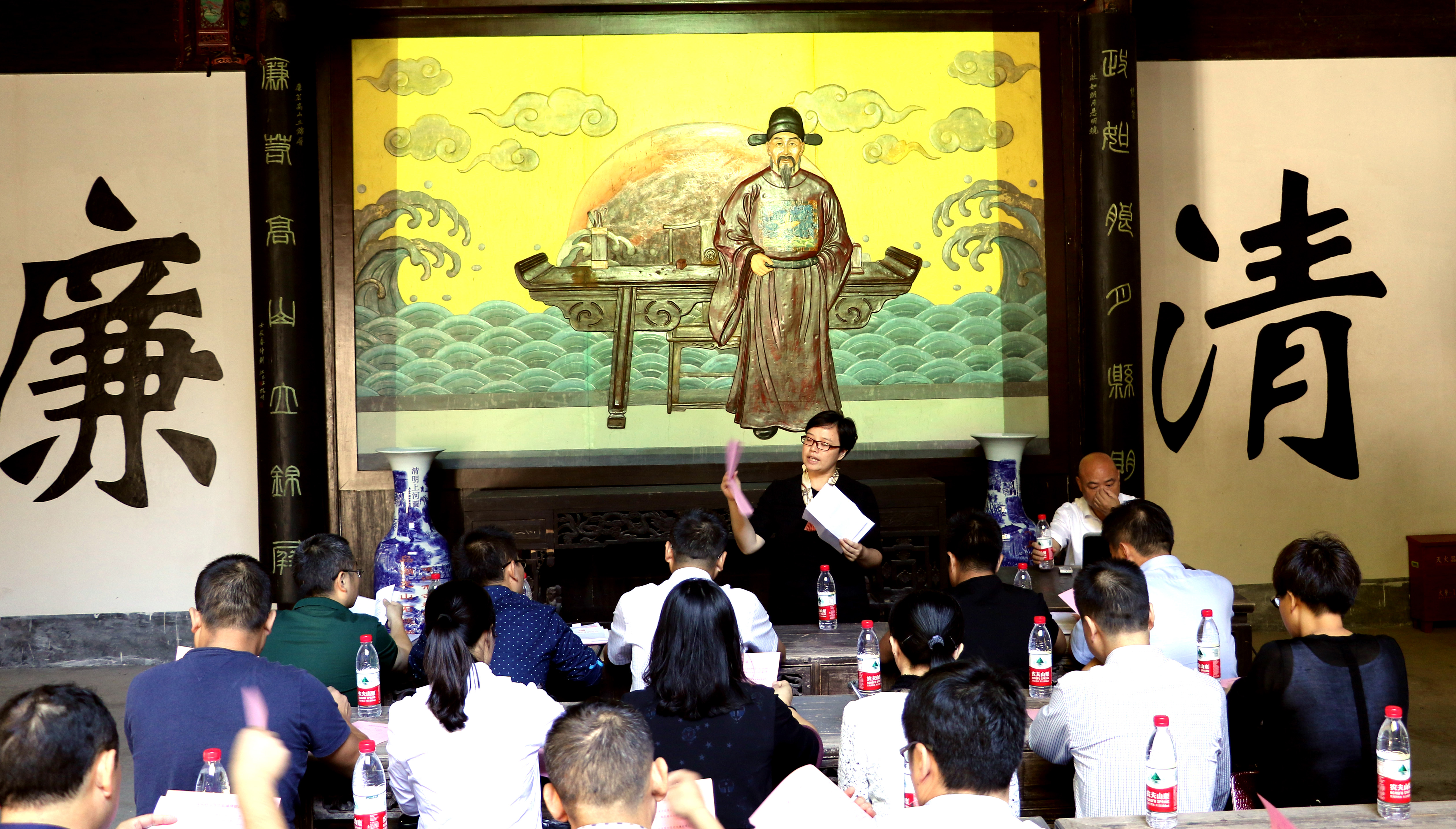 圖為學(xué)員在廉政講堂聽(tīng)廉政文化課3.JPG