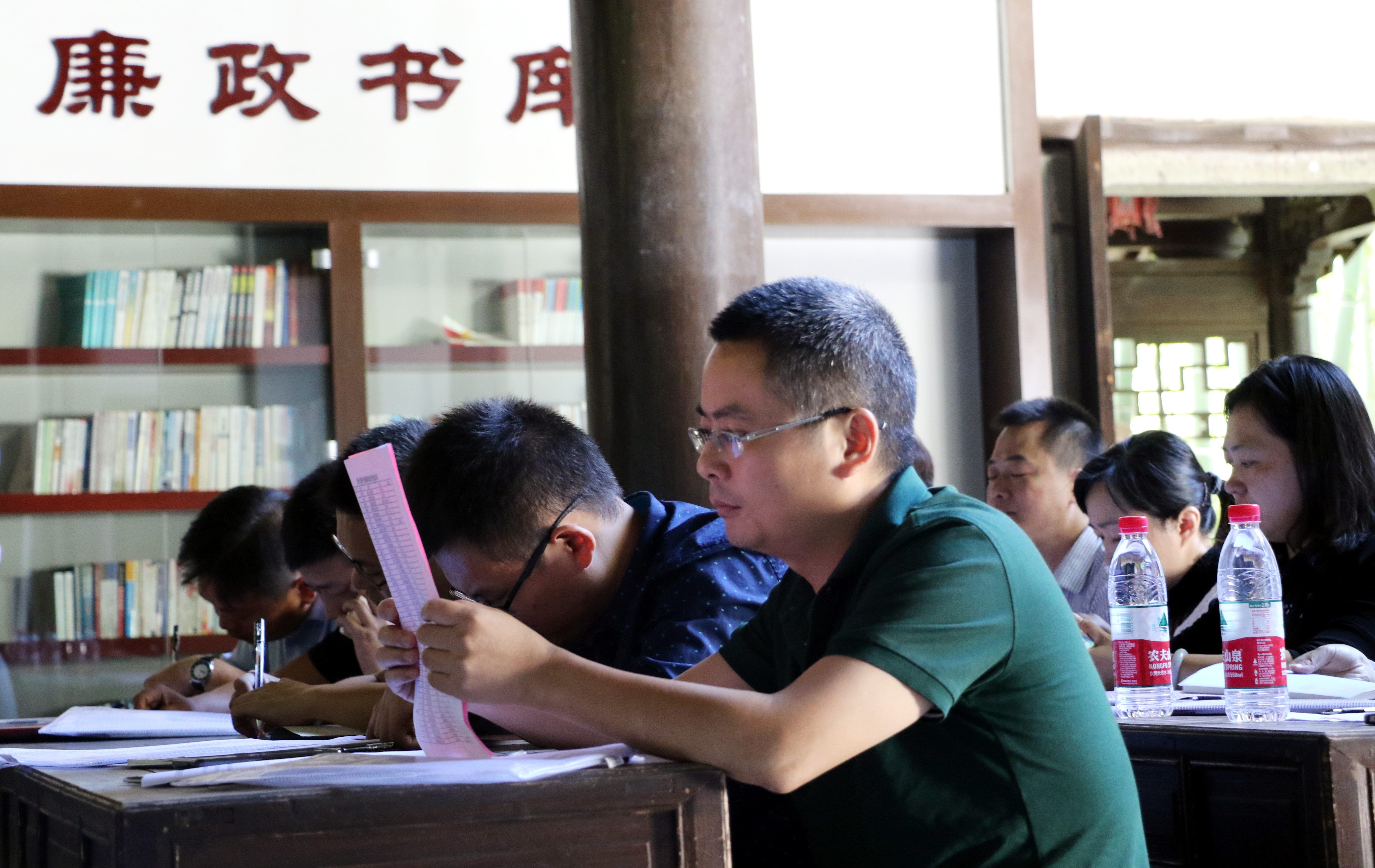 圖為學(xué)員正在認(rèn)真閱讀廉政承諾.JPG