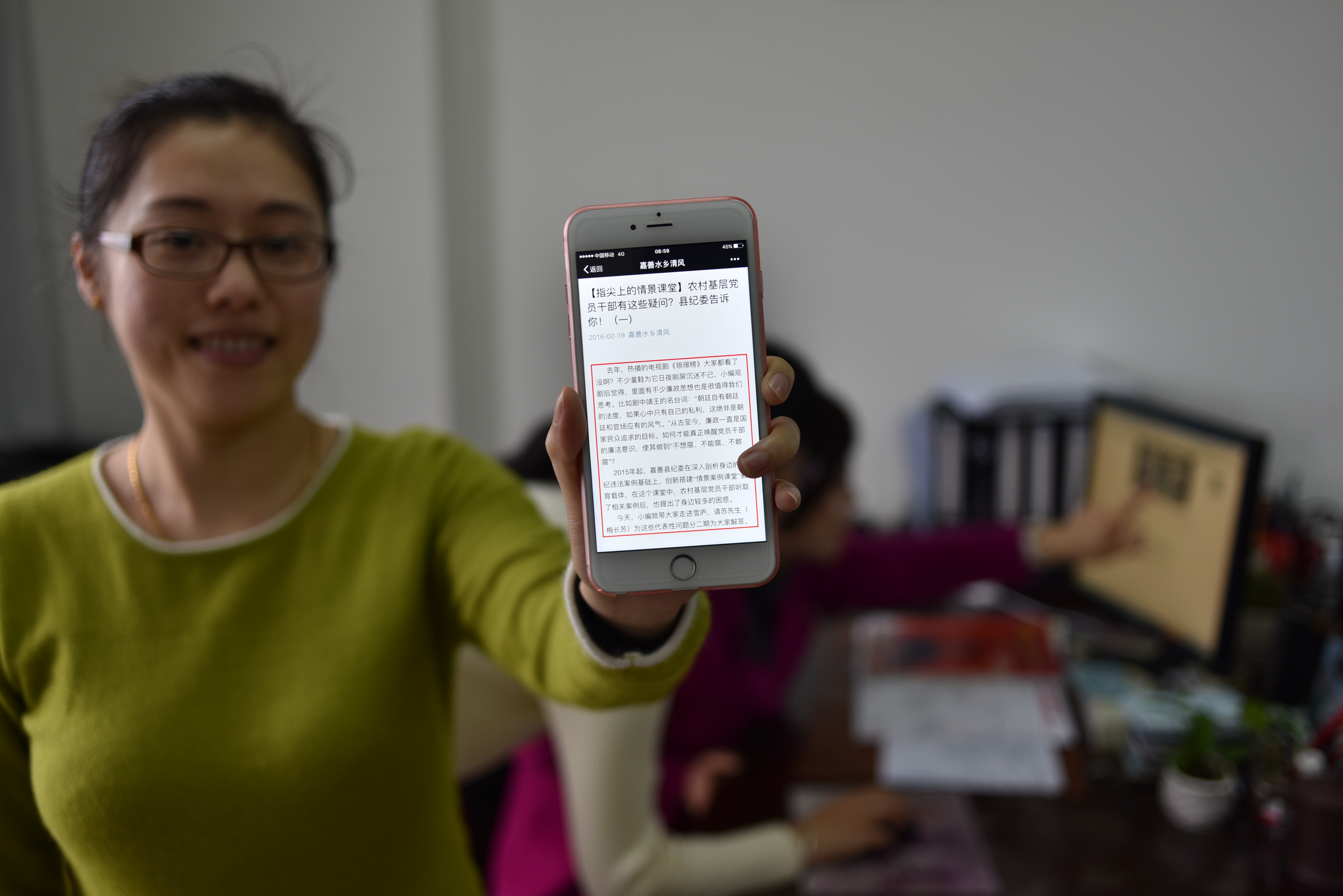 一名基層黨員展示自己收到的“指尖上的情景課堂”內(nèi)容.JPG