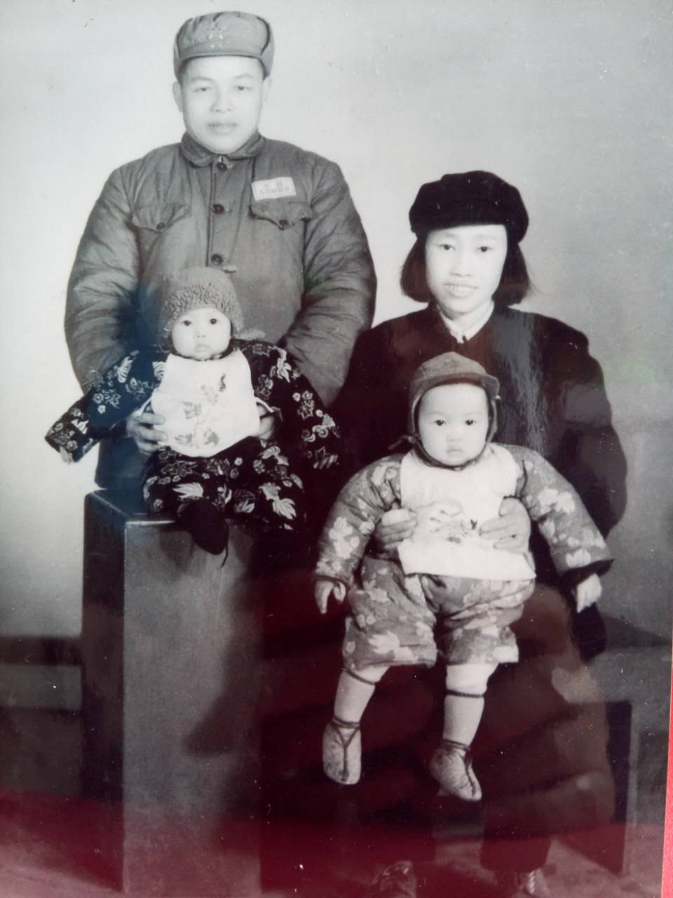 譚玉福夫婦與女兒.jpg