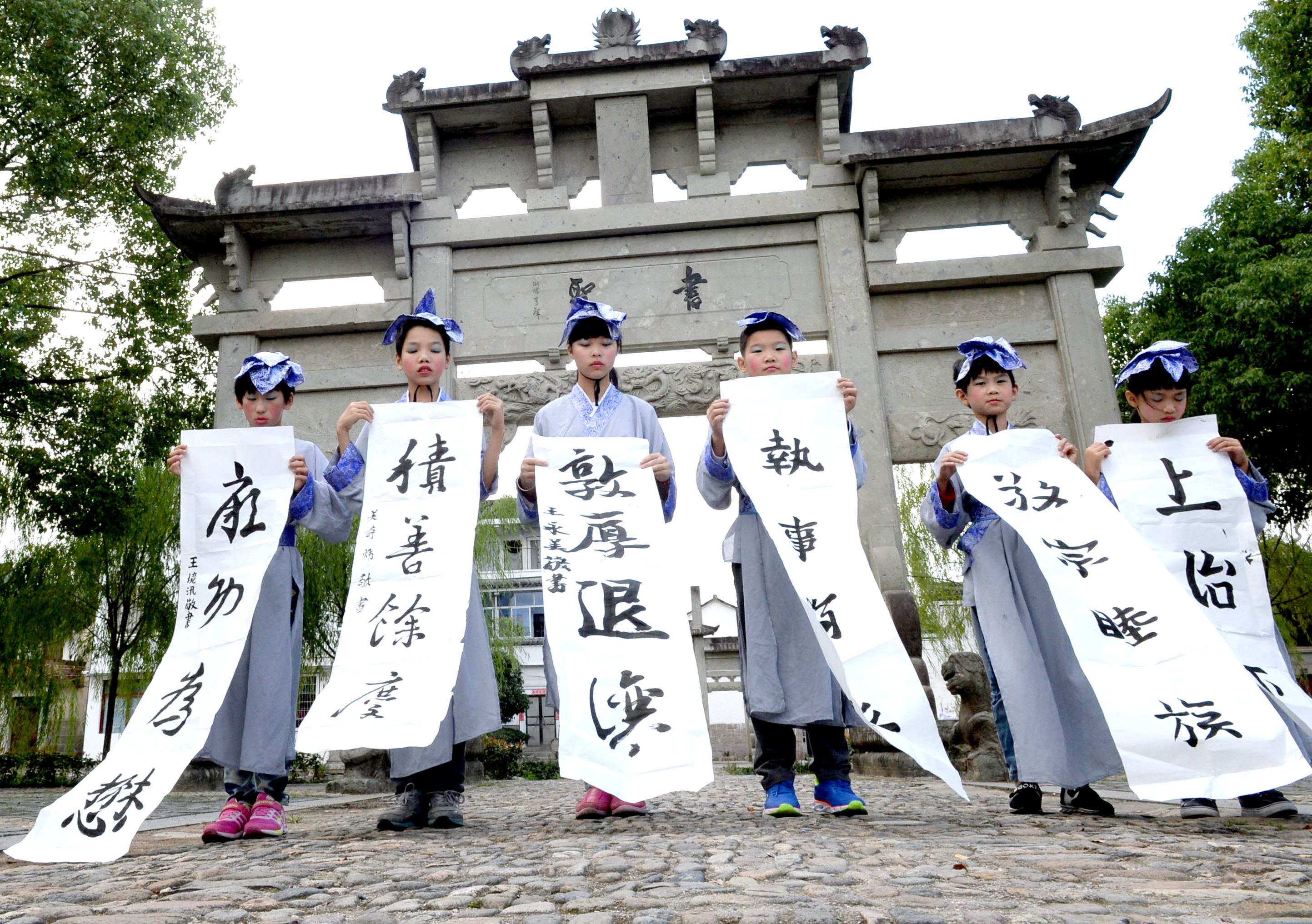 學(xué)生在華堂村祠堂前書寫王氏家訓(xùn).jpg