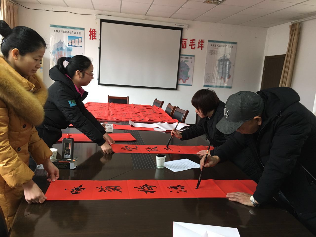 圖為毛垟鄉(xiāng)紀檢干部為毛垟鄉(xiāng)村民書寫“廉潔春聯(lián)”.jpg