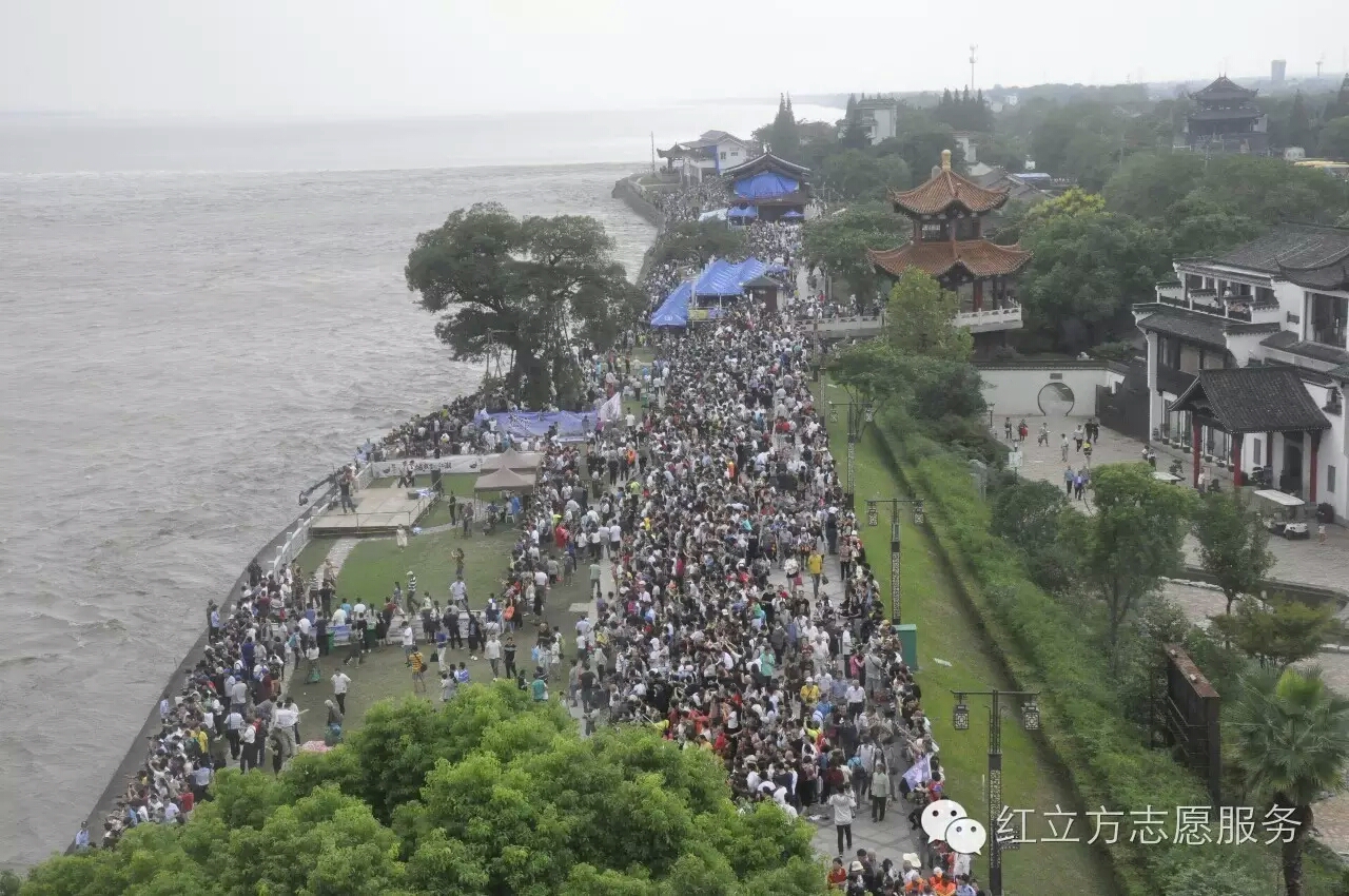 鹽官觀潮節(jié)場(chǎng)景。.jpg