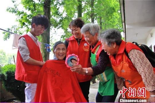浙江“龍游大媽”成志愿服務生力軍鑄就溫暖屏障