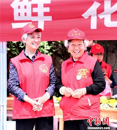 熱心的龍游大媽?！↓堄慰h委宣傳部提供 攝