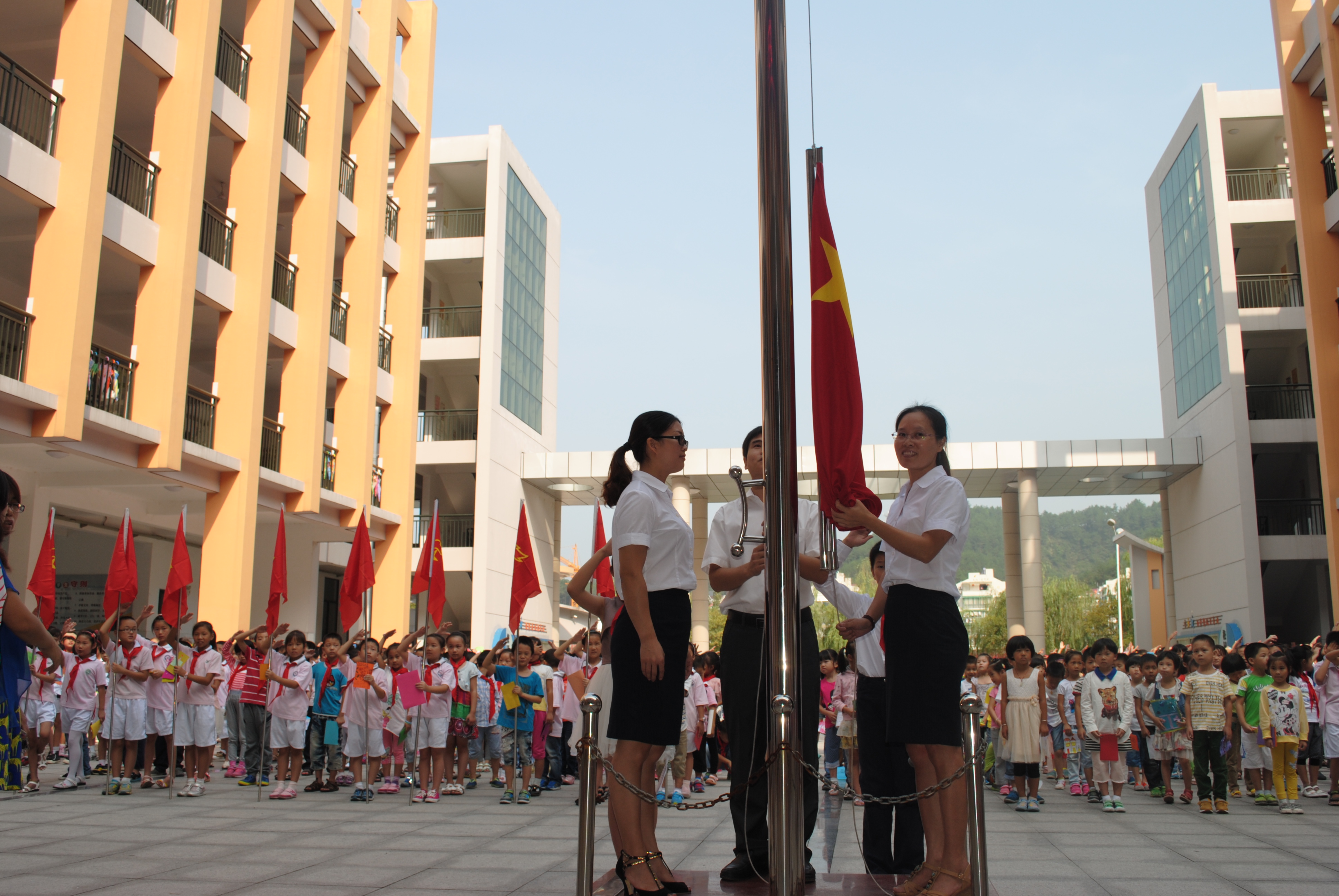學(xué)校黨支部組織升旗儀式.jpg
