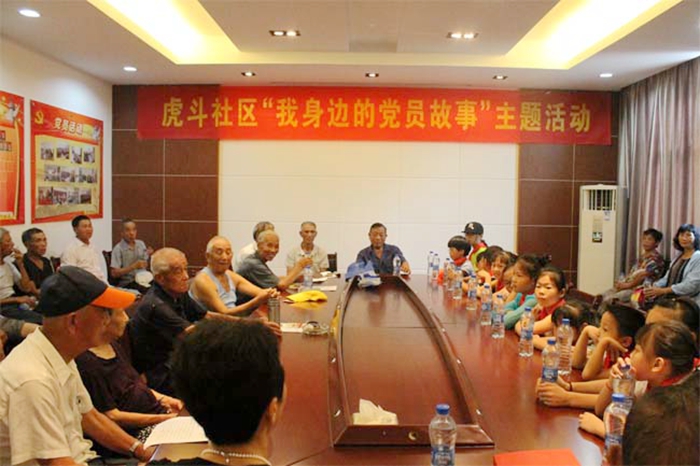 岱東鎮(zhèn)虎斗社區(qū)老黨員為鎮(zhèn)里的小朋友講述當(dāng)年奮斗歷史。.jpg